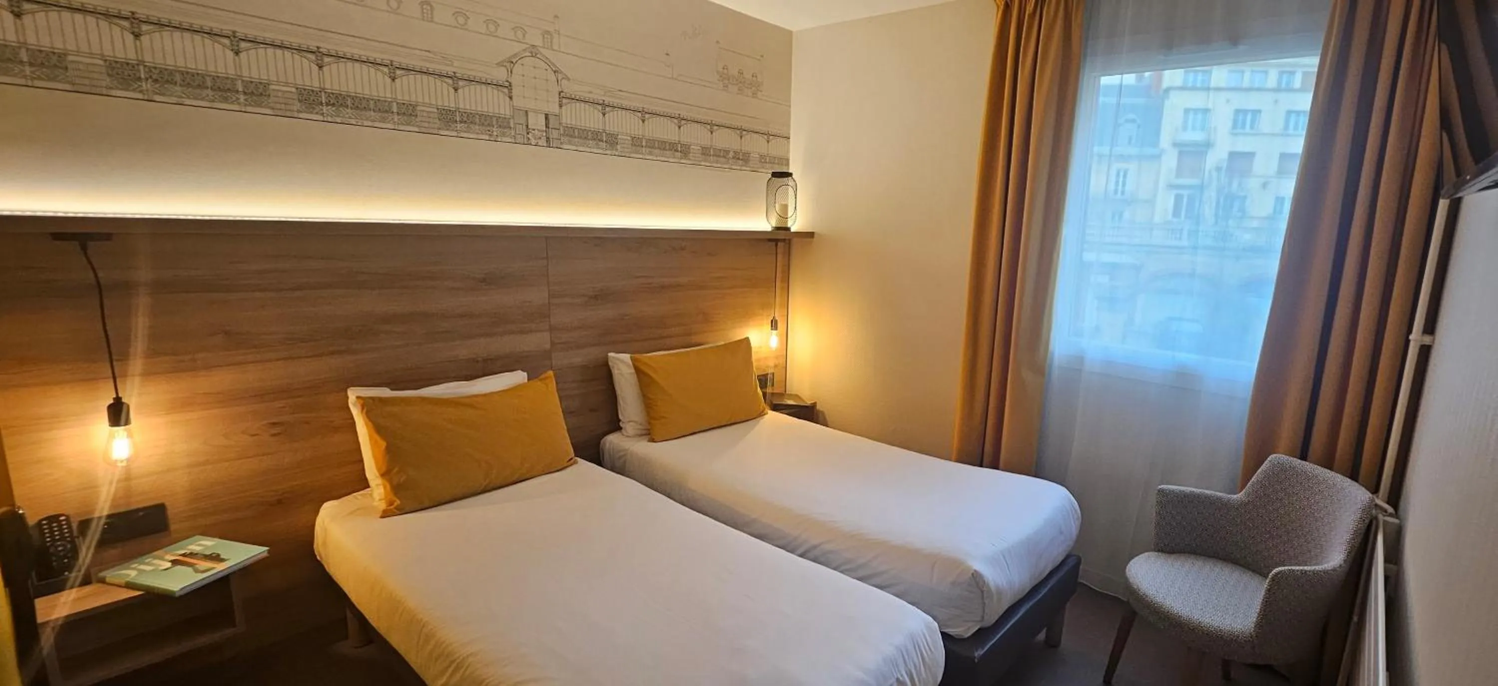 Photo of the whole room, Bed in Hôtel des Halles