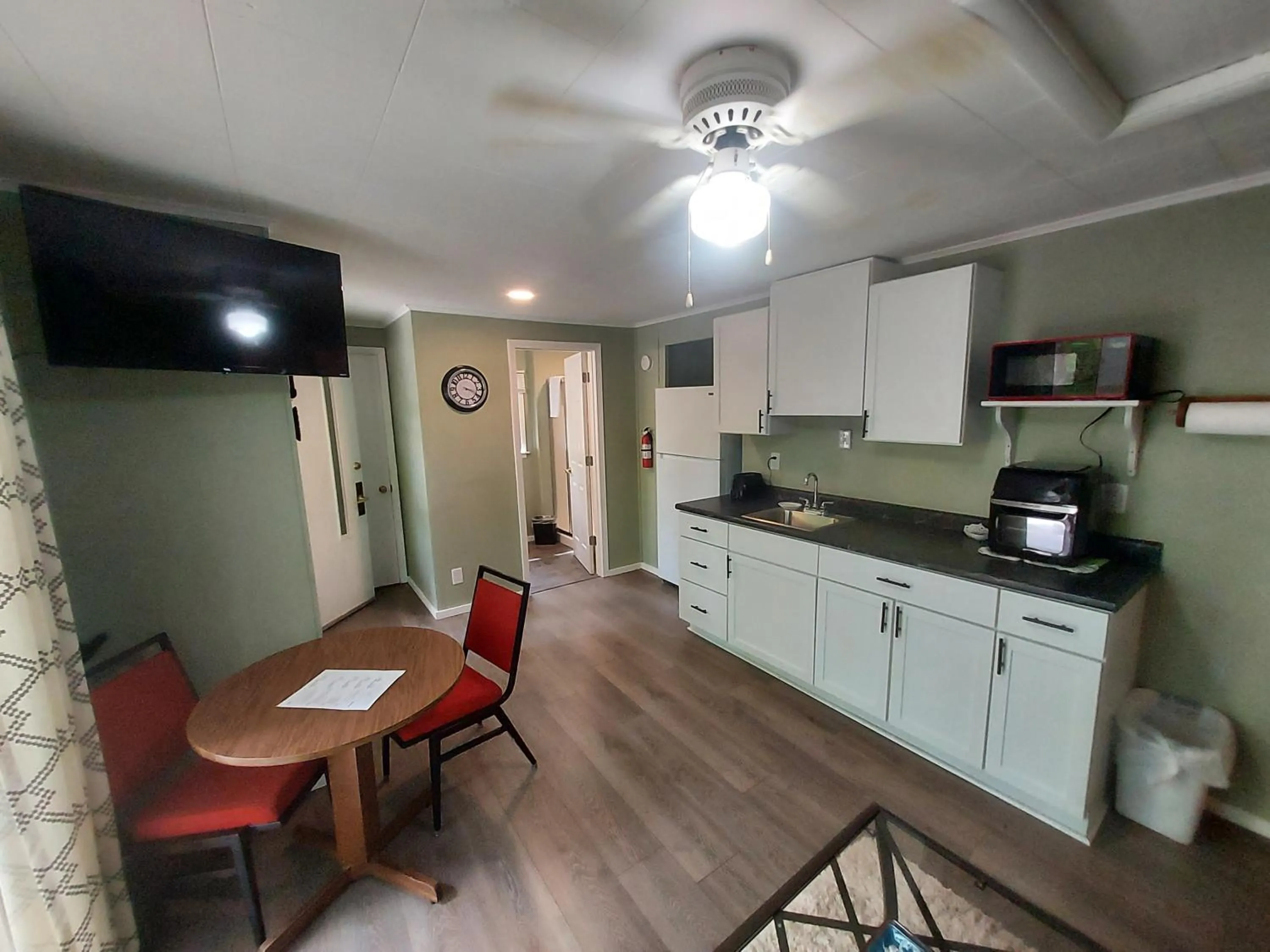 Kitchen or kitchenette in St. Croix Inn