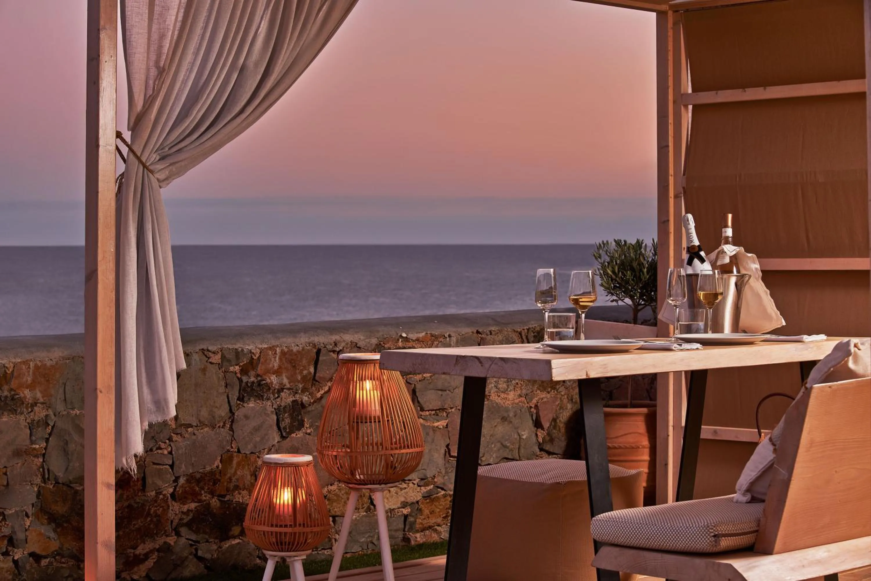 Restaurant/places to eat in Volcano Luxury Suites Milos - Adults Only
