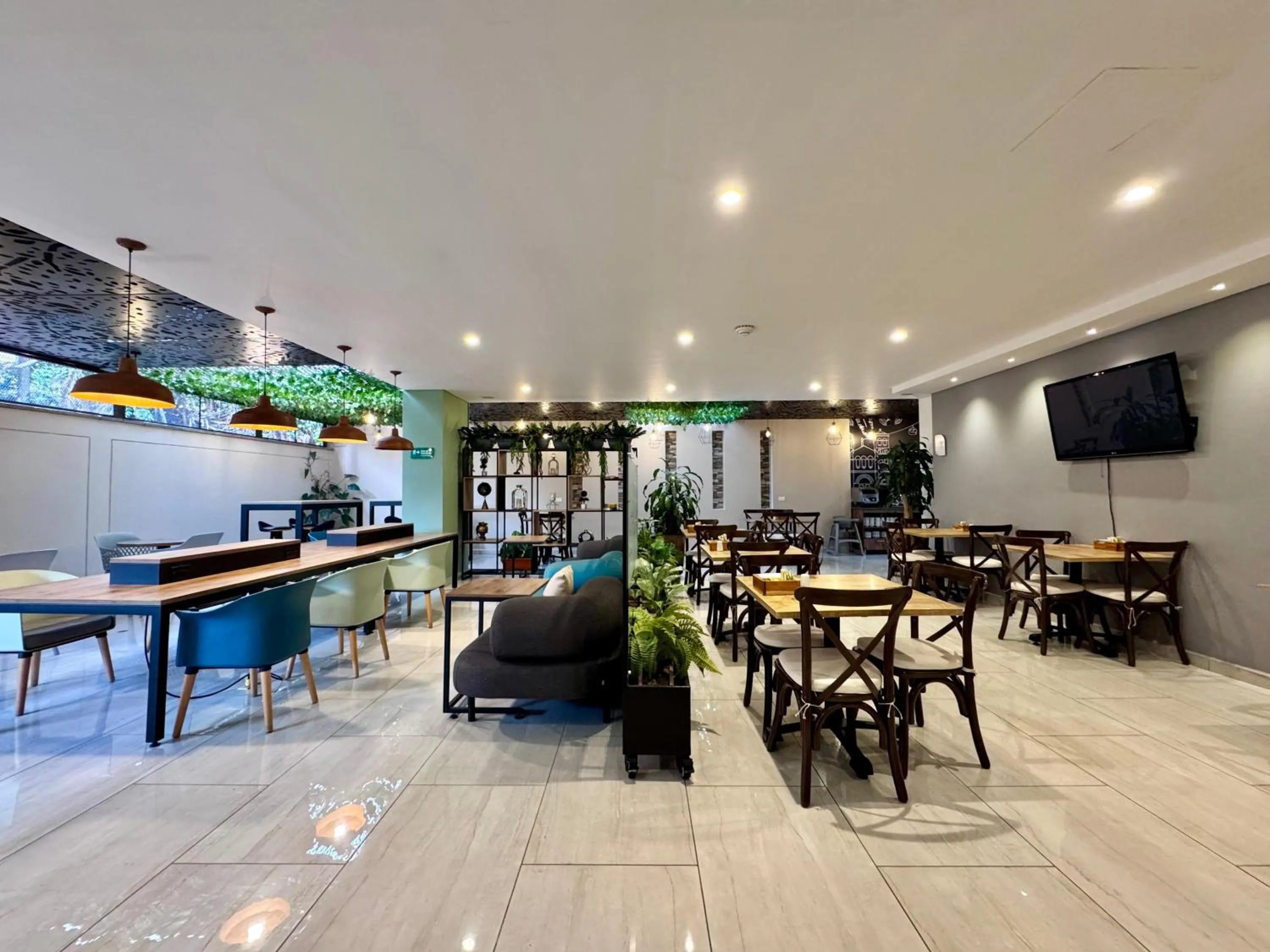 Communal lounge/ TV room in EcoHub Hotel Medellin