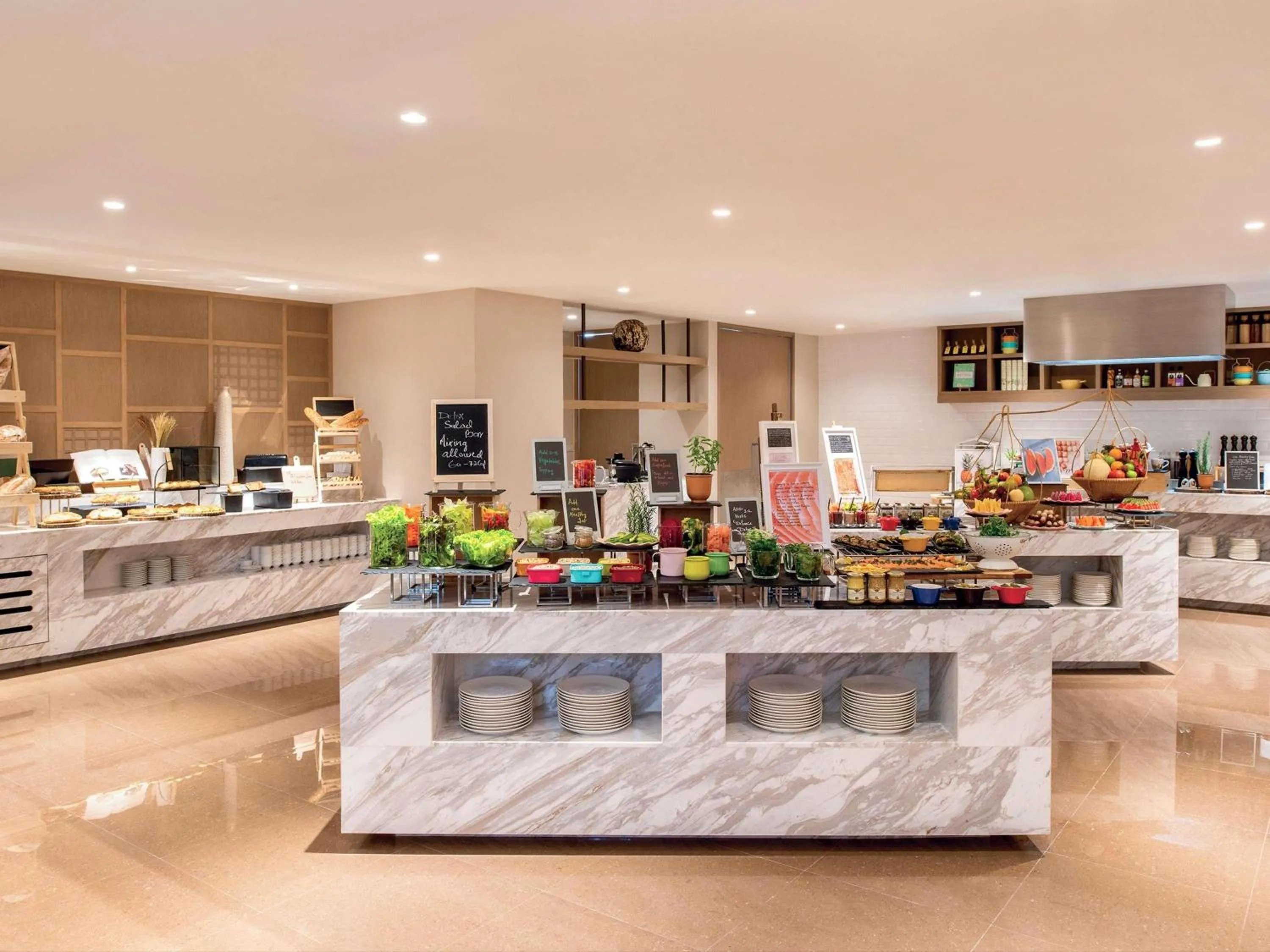 Restaurant/places to eat in Mövenpick BDMS Wellness Resort Bangkok