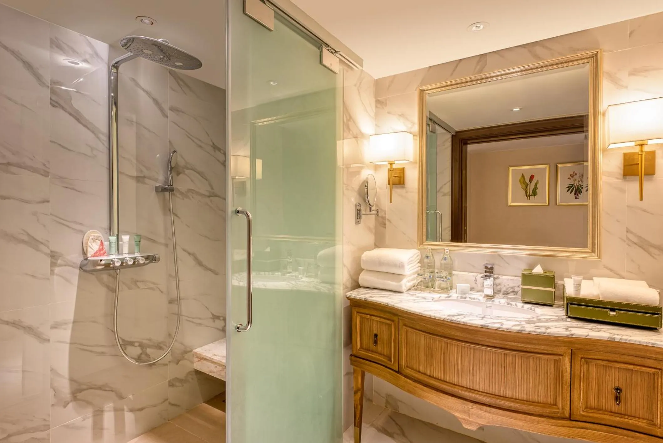 Shower in Mövenpick BDMS Wellness Resort Bangkok