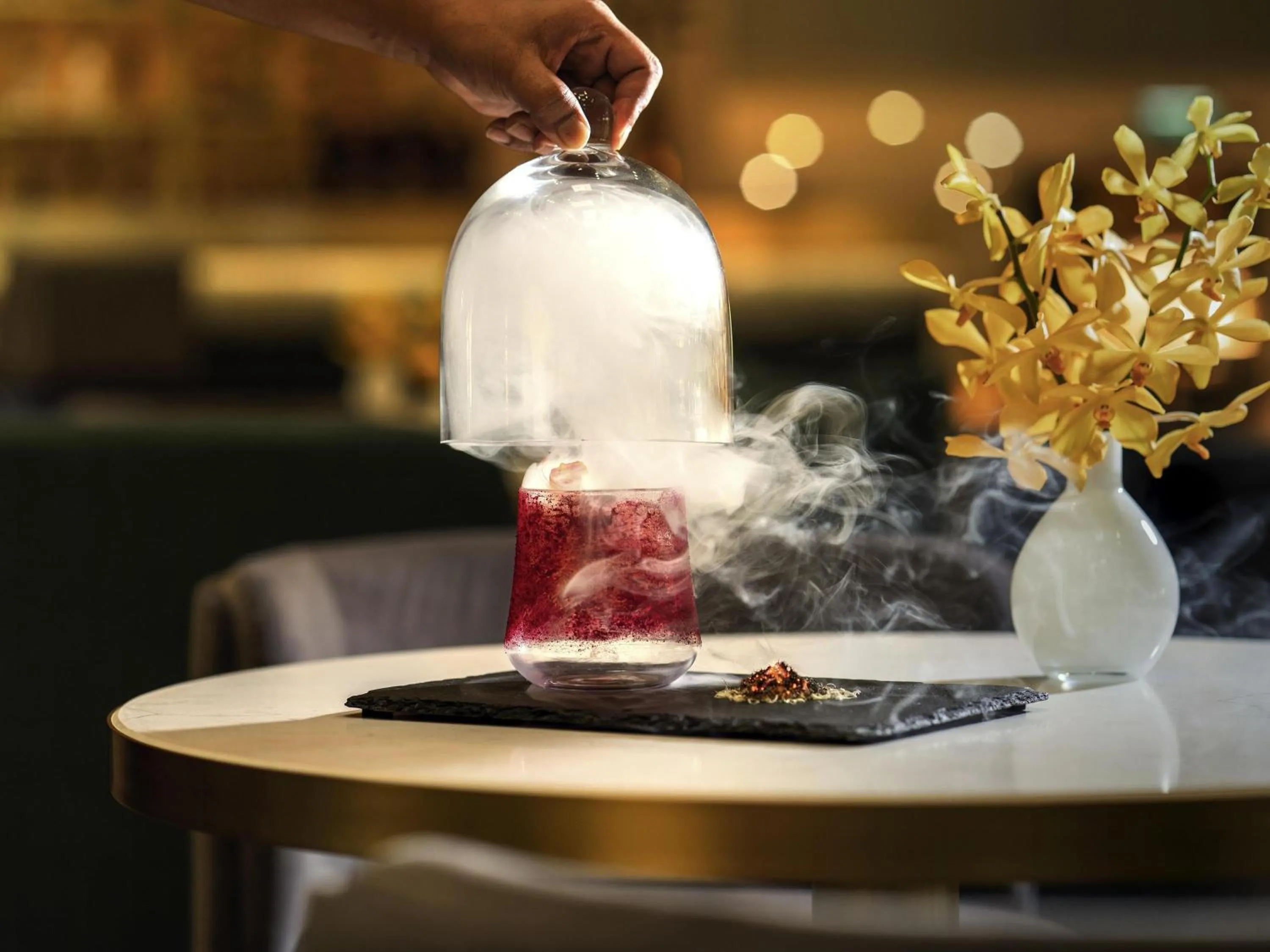 Lounge or bar in Mövenpick BDMS Wellness Resort Bangkok