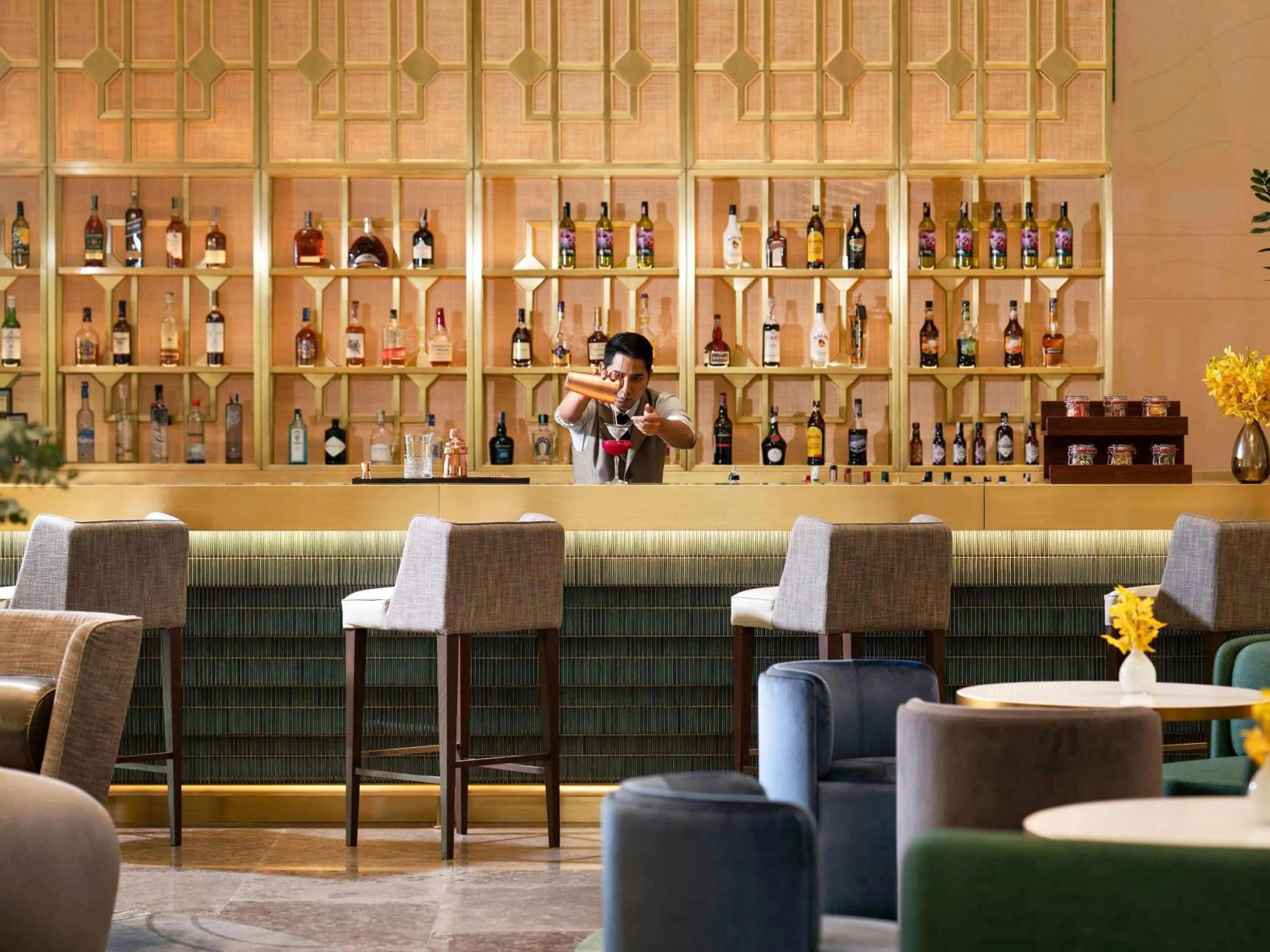 Lounge or bar in Mövenpick BDMS Wellness Resort Bangkok