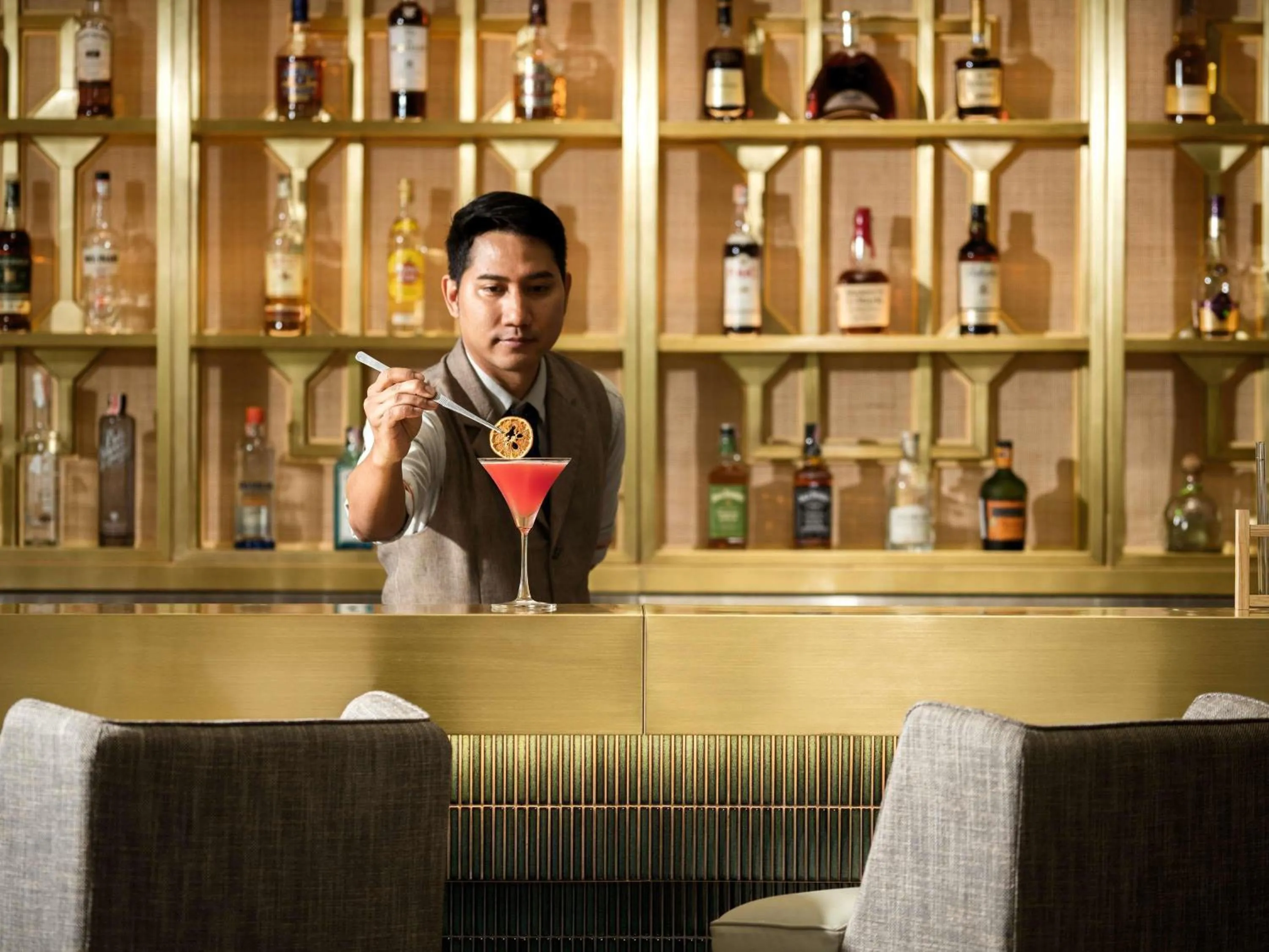 Lounge or bar in Mövenpick BDMS Wellness Resort Bangkok