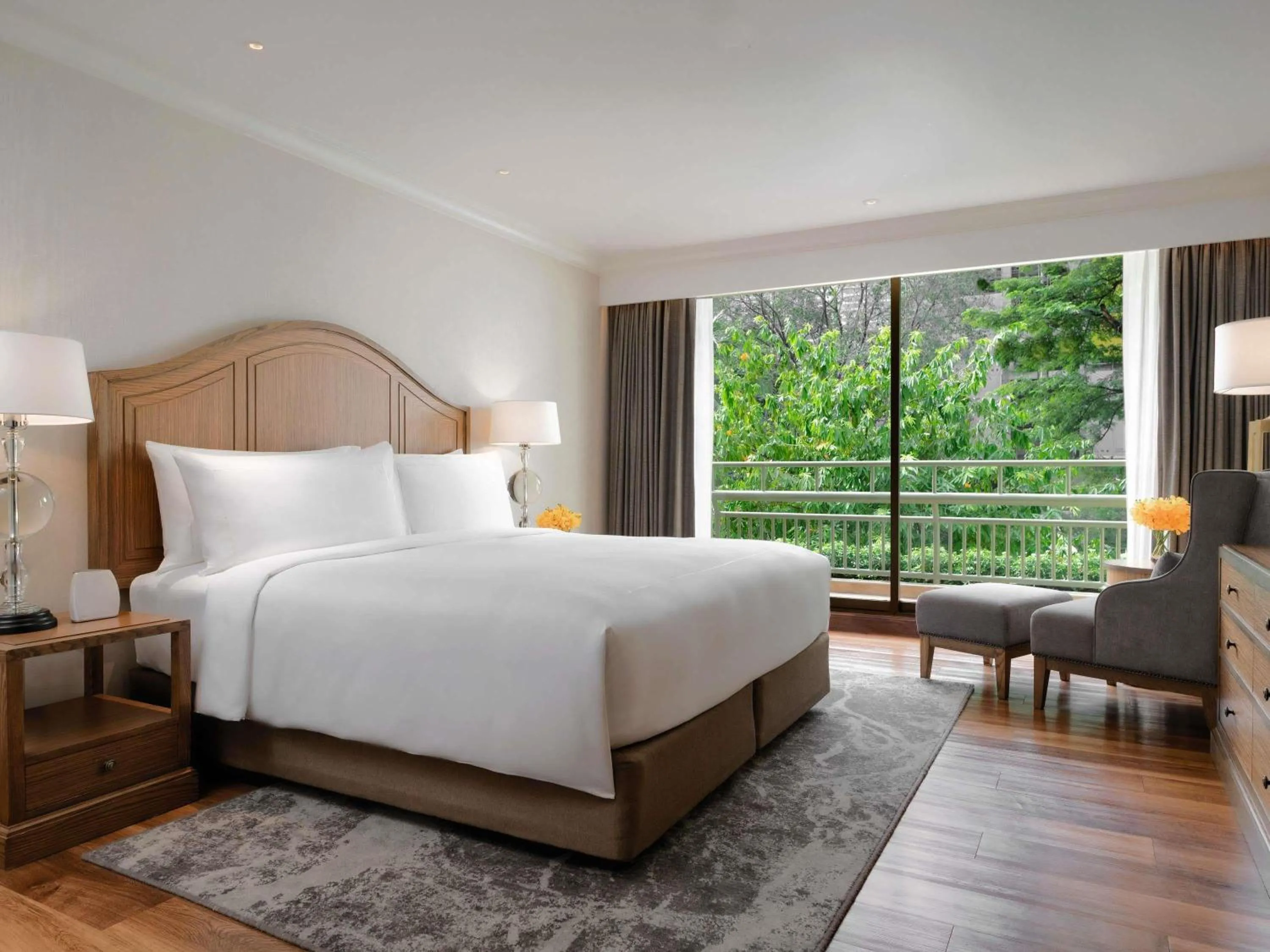 Photo of the whole room, Bed in Mövenpick BDMS Wellness Resort Bangkok