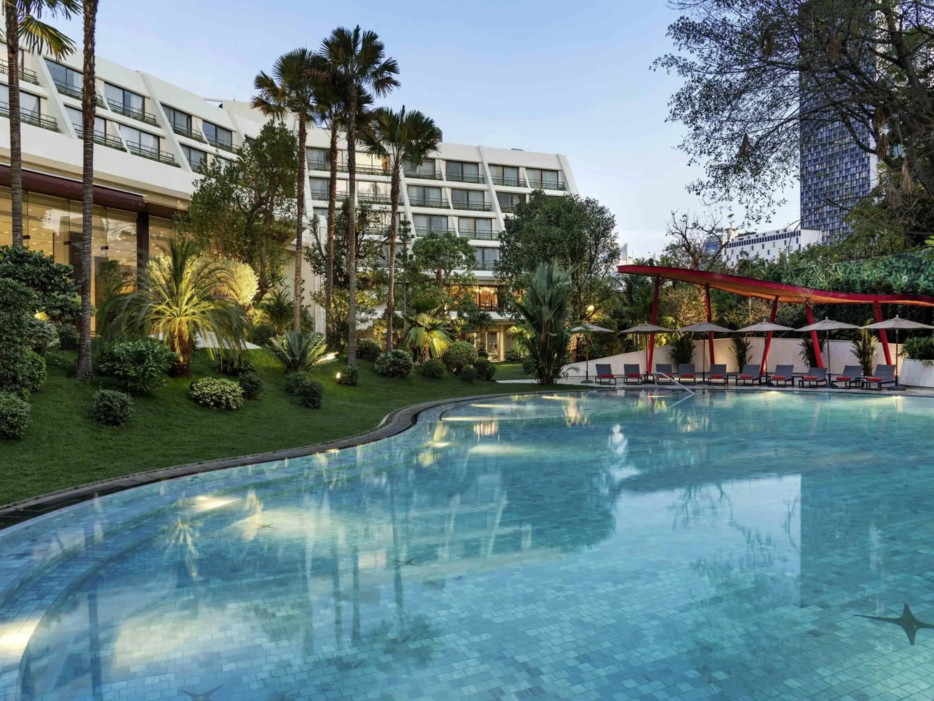 Pool view in Mövenpick BDMS Wellness Resort Bangkok Pool view in Mövenpick BDMS Wellness Resort Bangkok