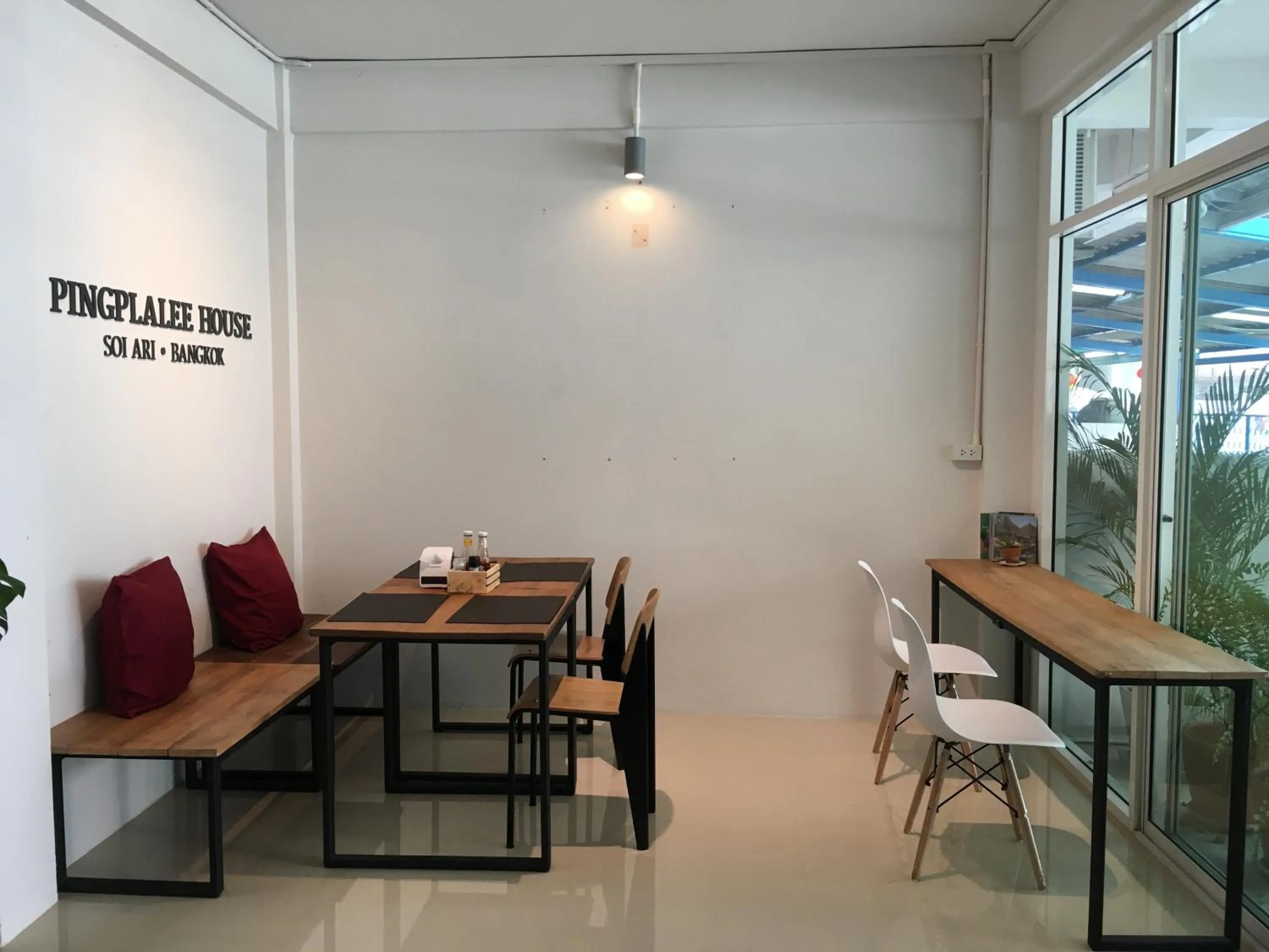 Restaurant/places to eat in Pingplalee Female House