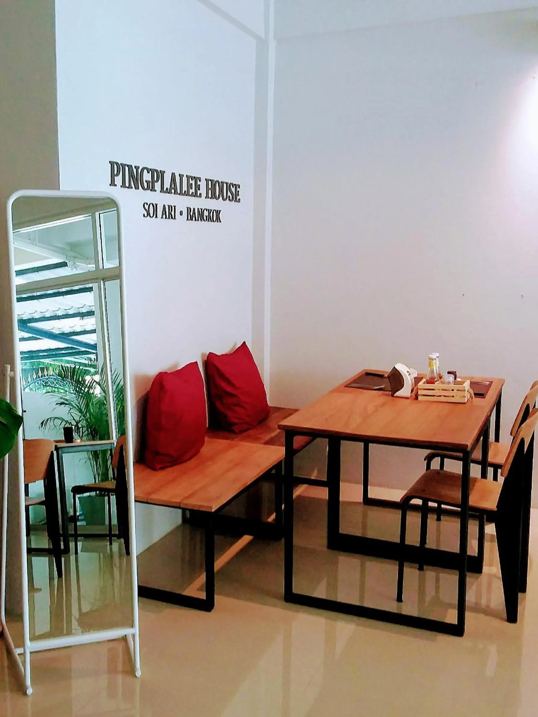 Restaurant/places to eat in Pingplalee Female House