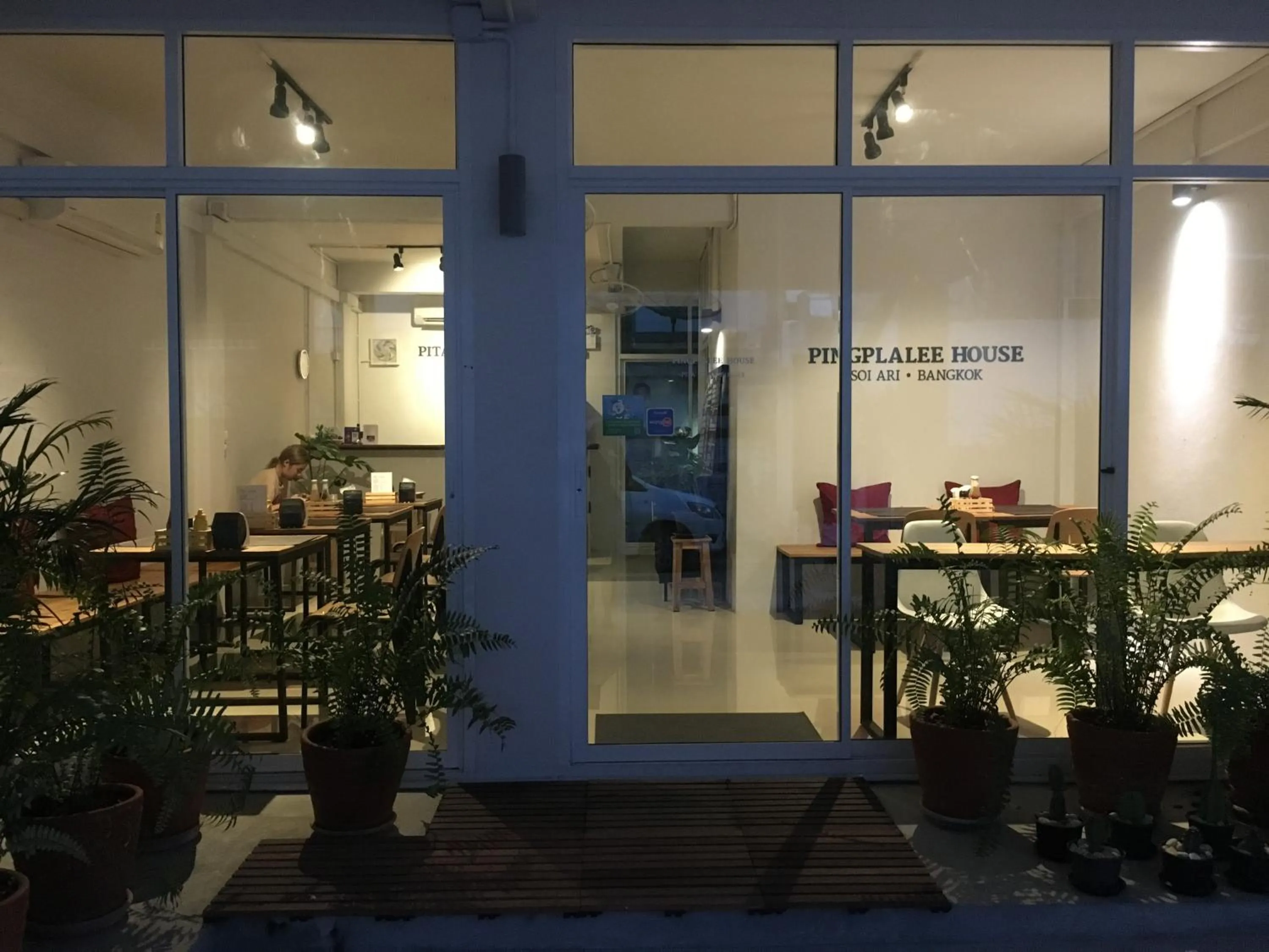 Restaurant/places to eat in Pingplalee Female House