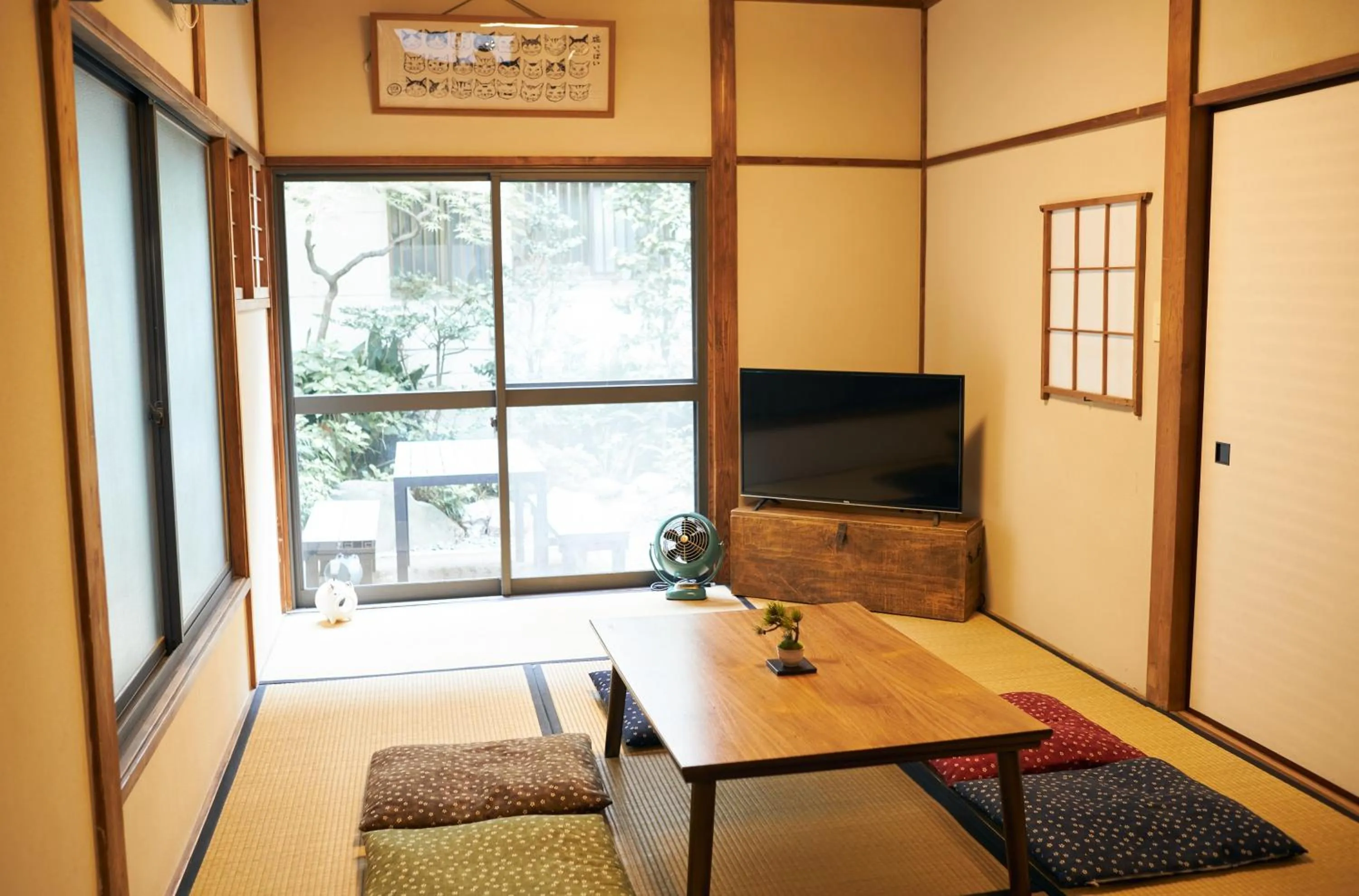 Living room in Kagurazaka Retro BAR & HOTEL