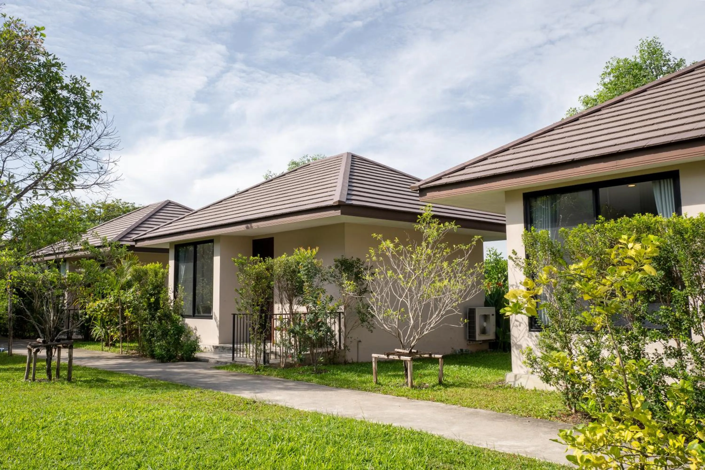 Property building in Ploen Pirom