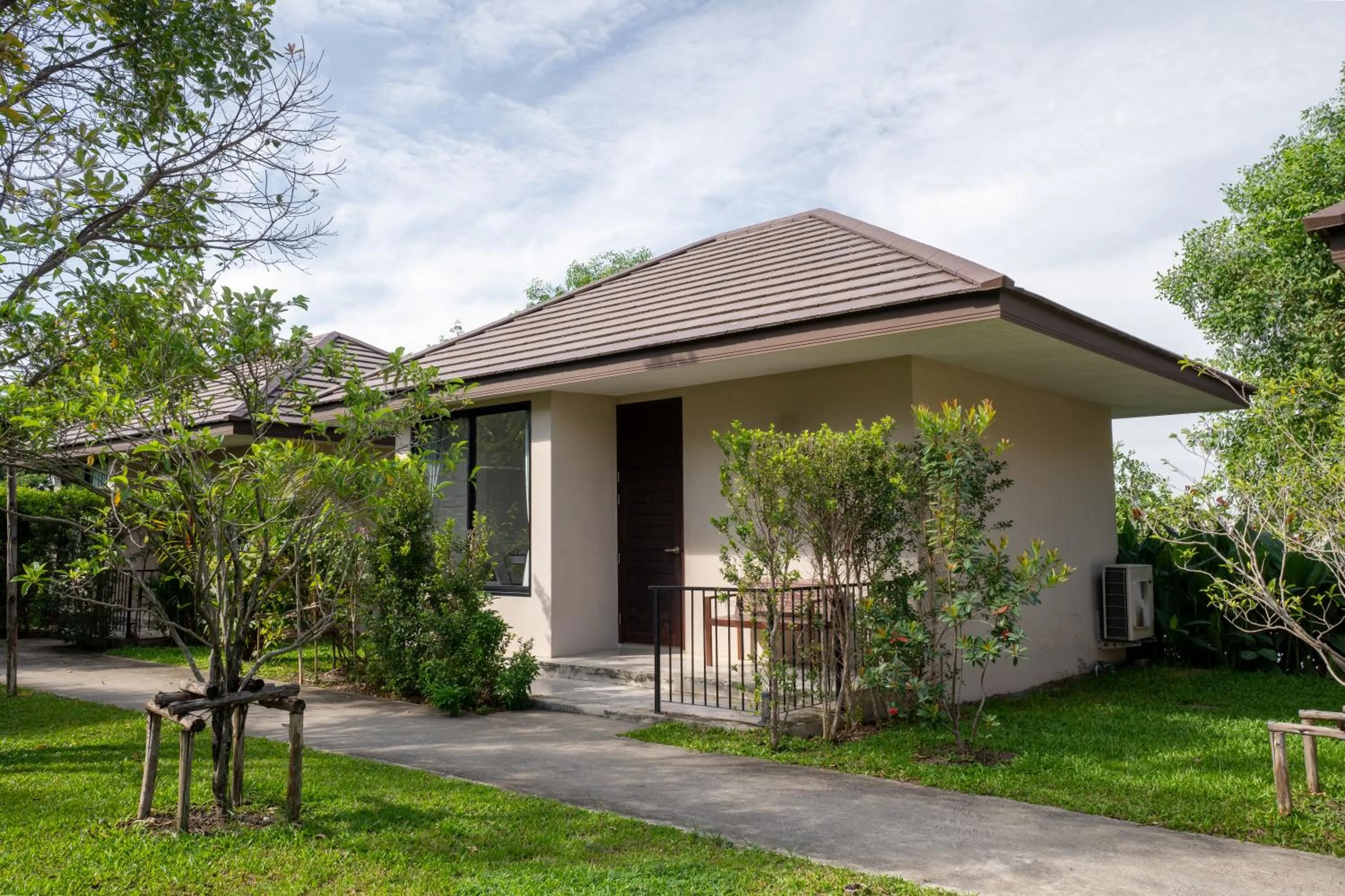 Property building in Ploen Pirom