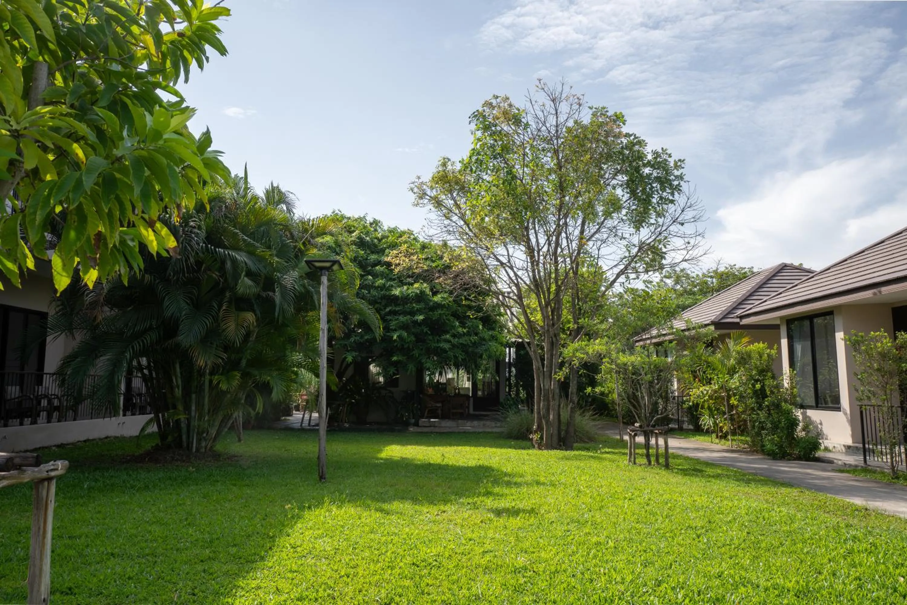 Property building in Ploen Pirom