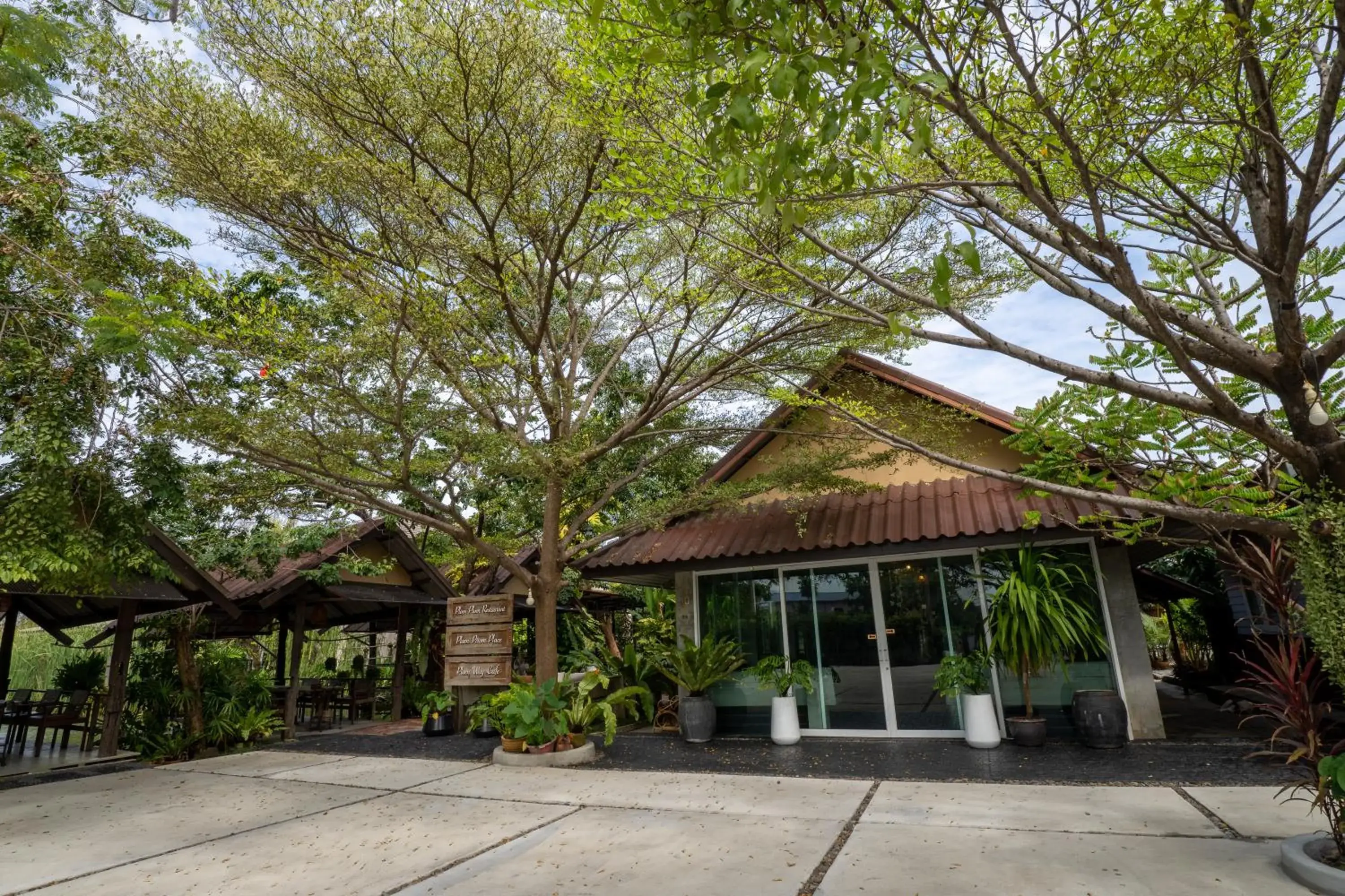Restaurant/places to eat in Ploen Pirom Restaurant/places to eat in Ploen Pirom
