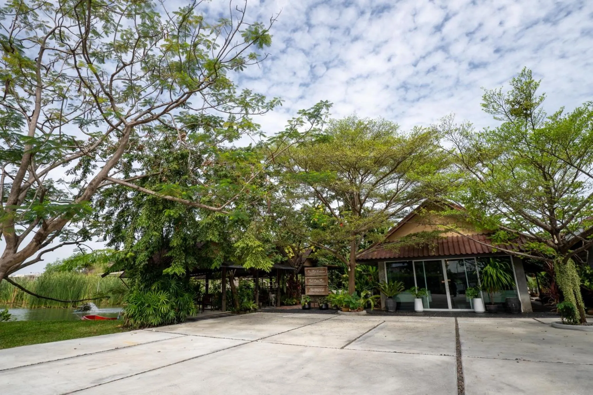 Restaurant/places to eat in Ploen Pirom