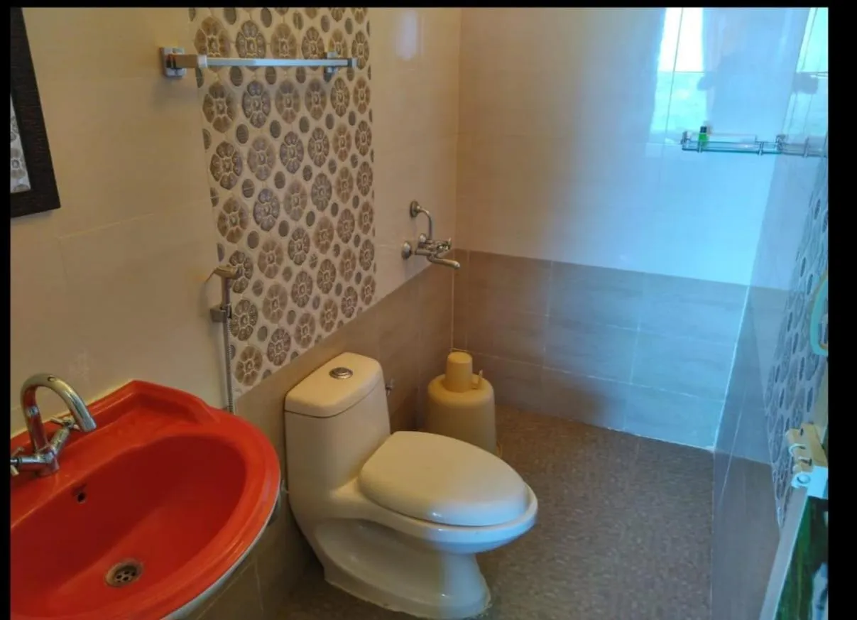 Bathroom in The Bowers Chalet Private Campfire & Lawn BBQ, WIFI, Breakfast Hill Top 360 degree view