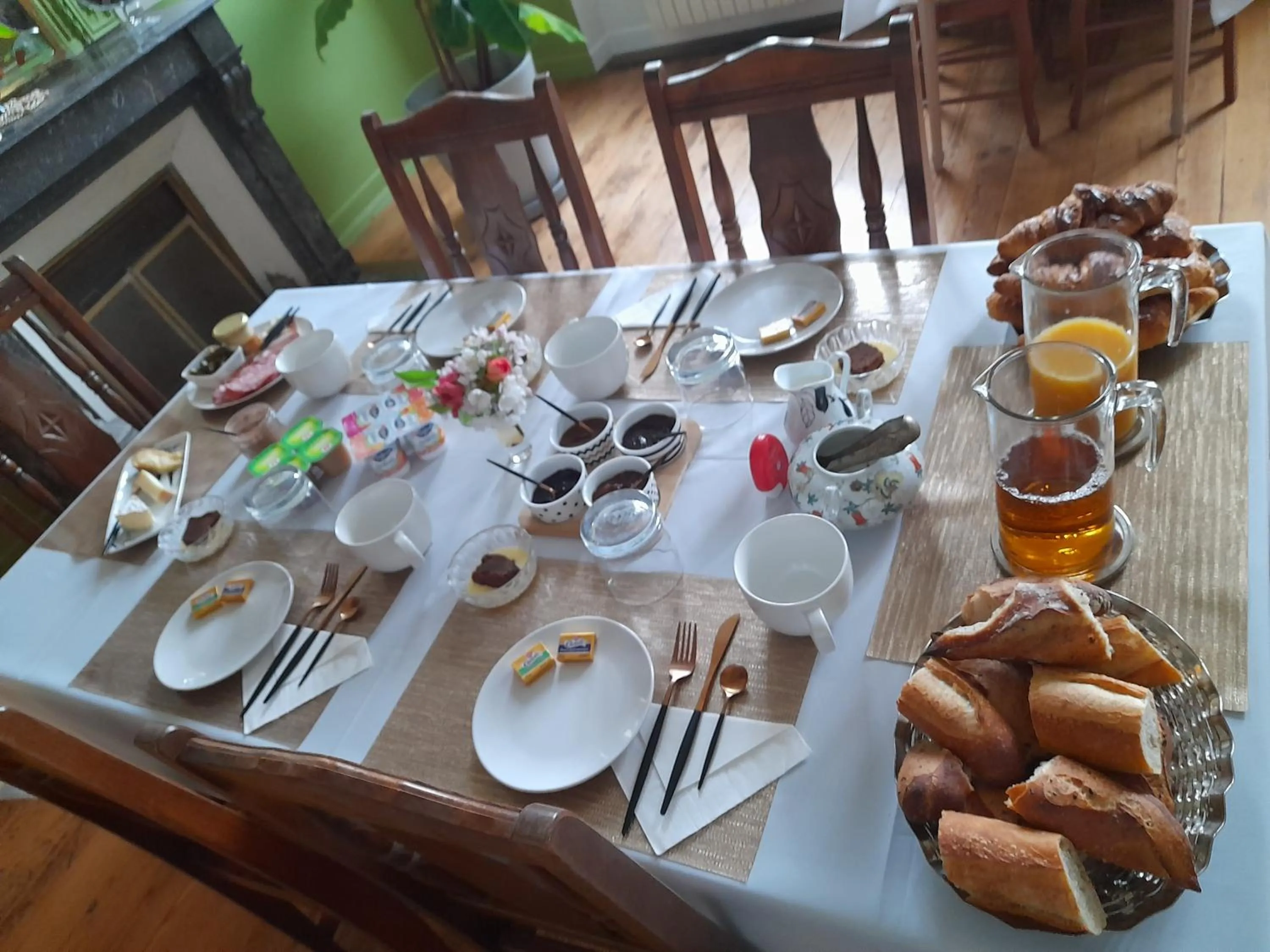 Continental breakfast in Domaine du Grand Ormeau