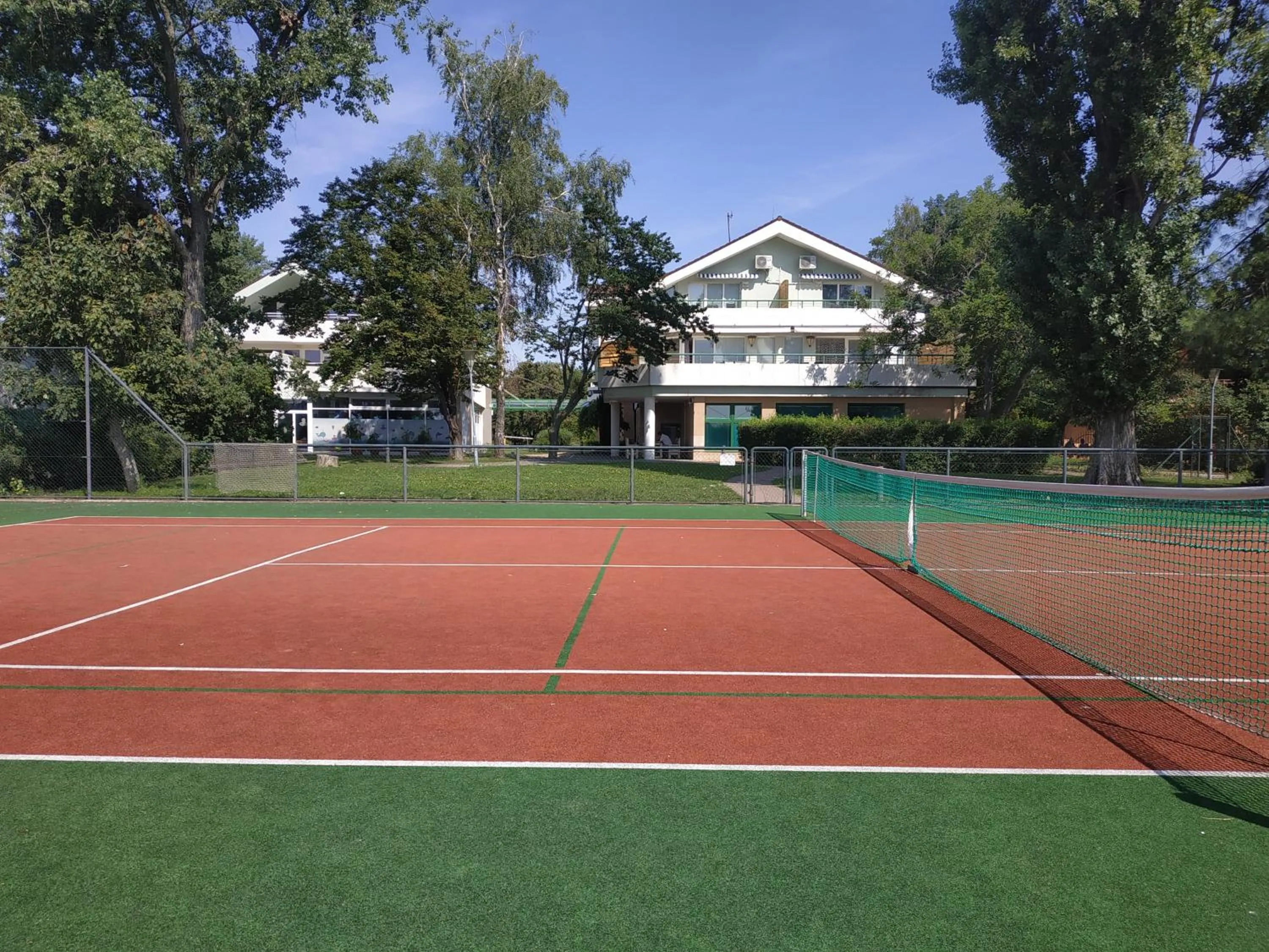 Tennis court in Hotel Zátoka