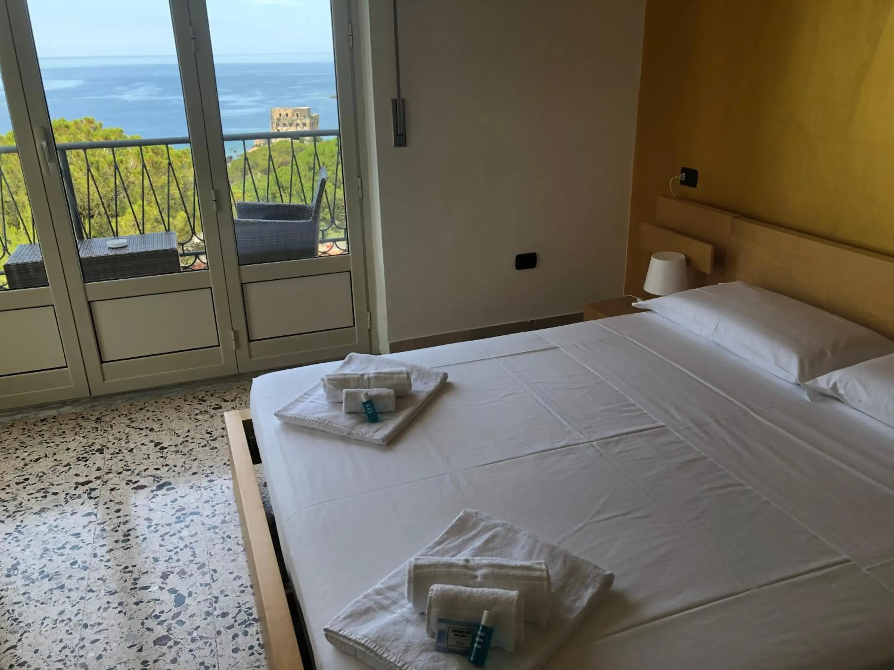 Deluxe Triple Room with Sea View in Villa Nappi Bed & Breakfast Deluxe Triple Room with Sea View in Villa Nappi Bed & Breakfast
