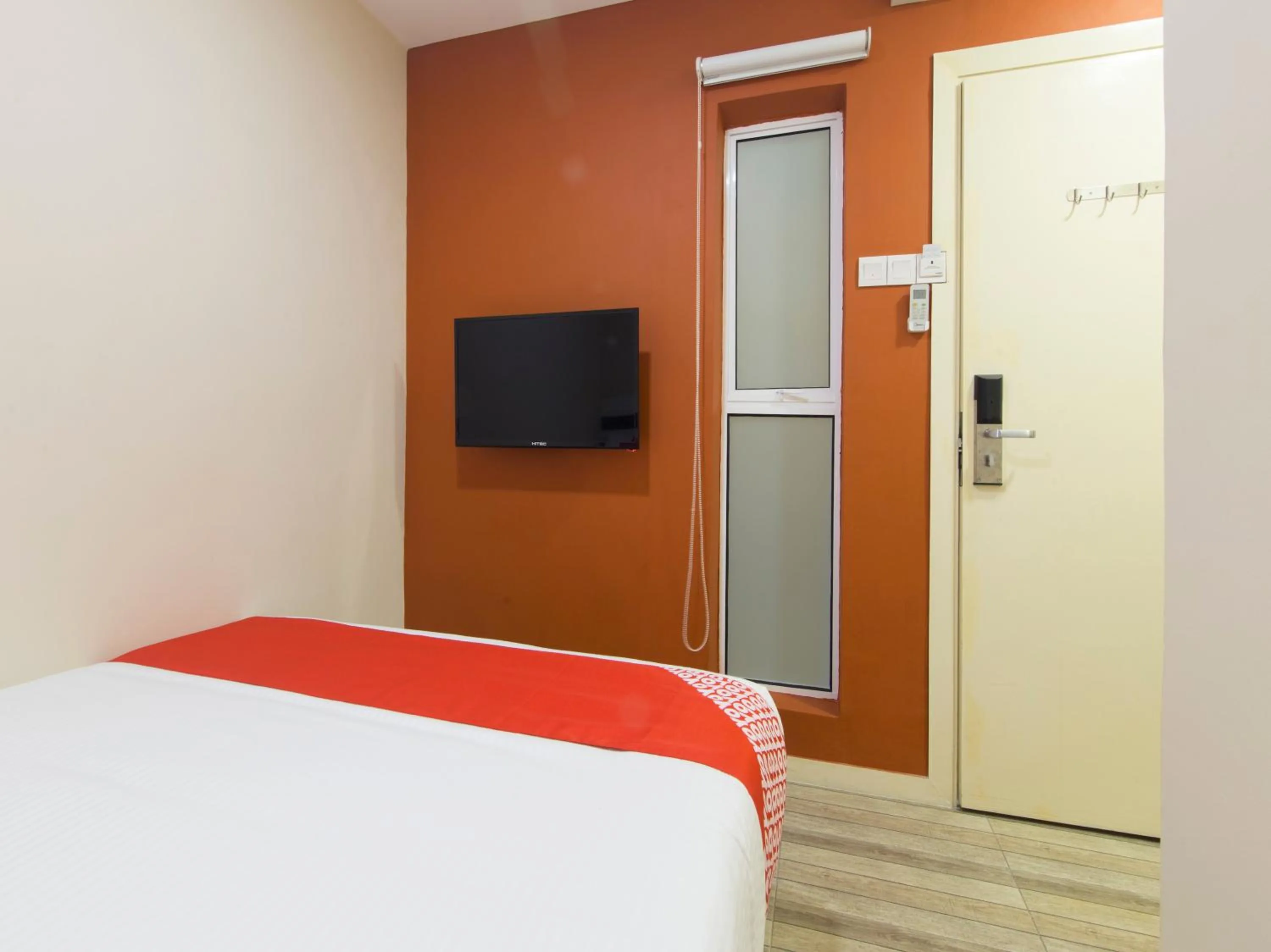 Bedroom, Bed in Super OYO 1145 Lea Guest House & Cafe