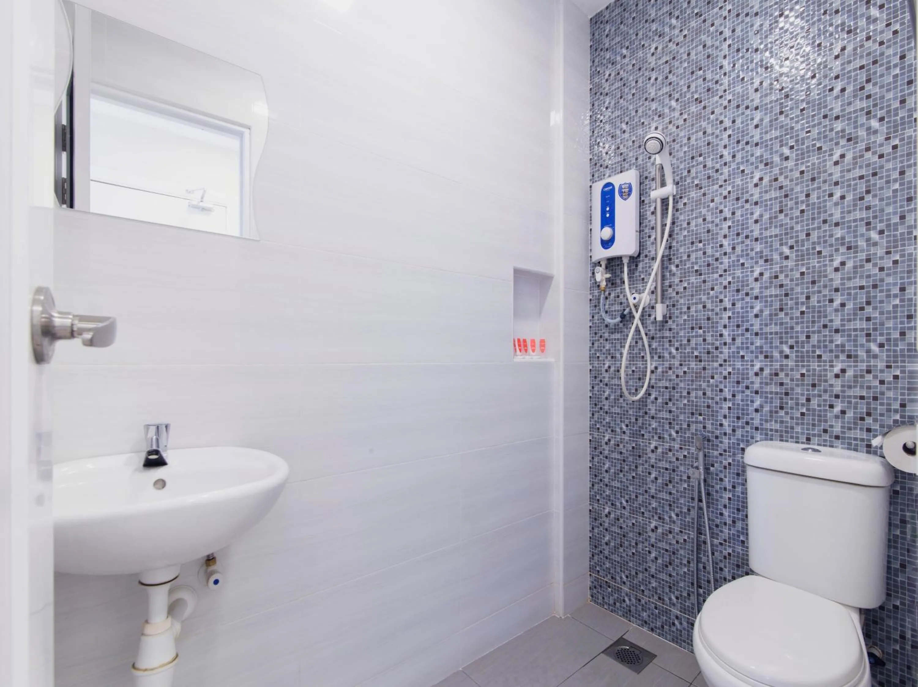 Bathroom in Super OYO 1145 Lea Guest House & Cafe