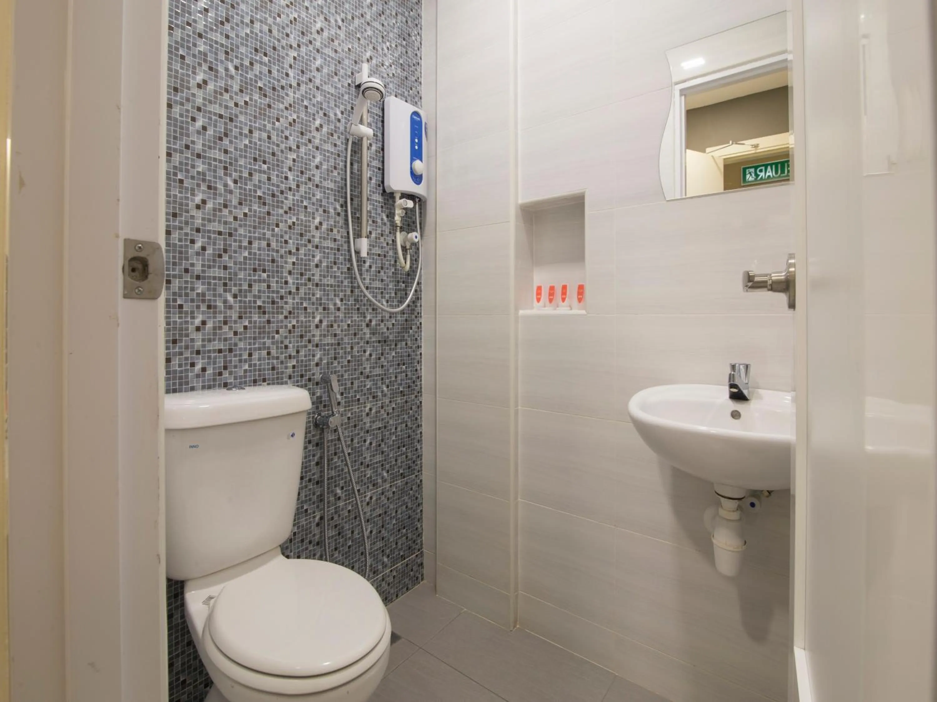 Bathroom in Super OYO 1145 Lea Guest House & Cafe