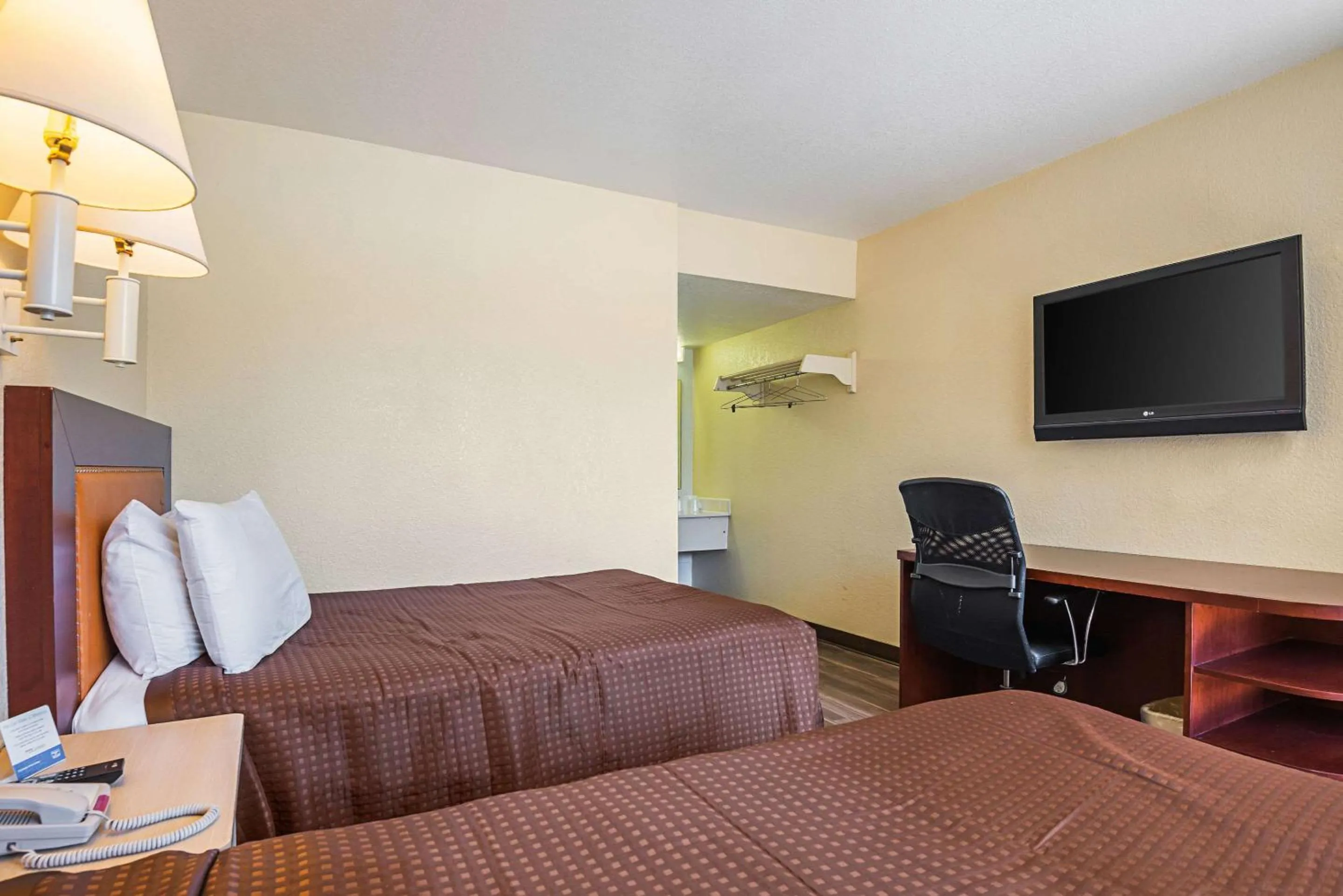 Photo of the whole room, Bed in Rodeway Inn Kissimmee Maingate West - Free Theme Park Shuttle