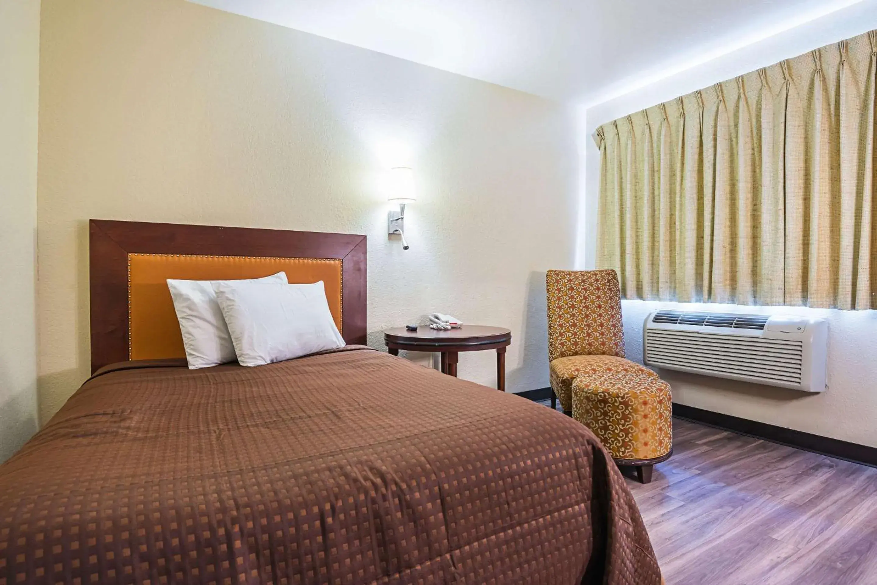 Photo of the whole room, Bed in Rodeway Inn Kissimmee Maingate West - Free Theme Park Shuttle Photo of the whole room, Bed in Rodeway Inn Kissimmee Maingate West - Free Theme Park Shuttle