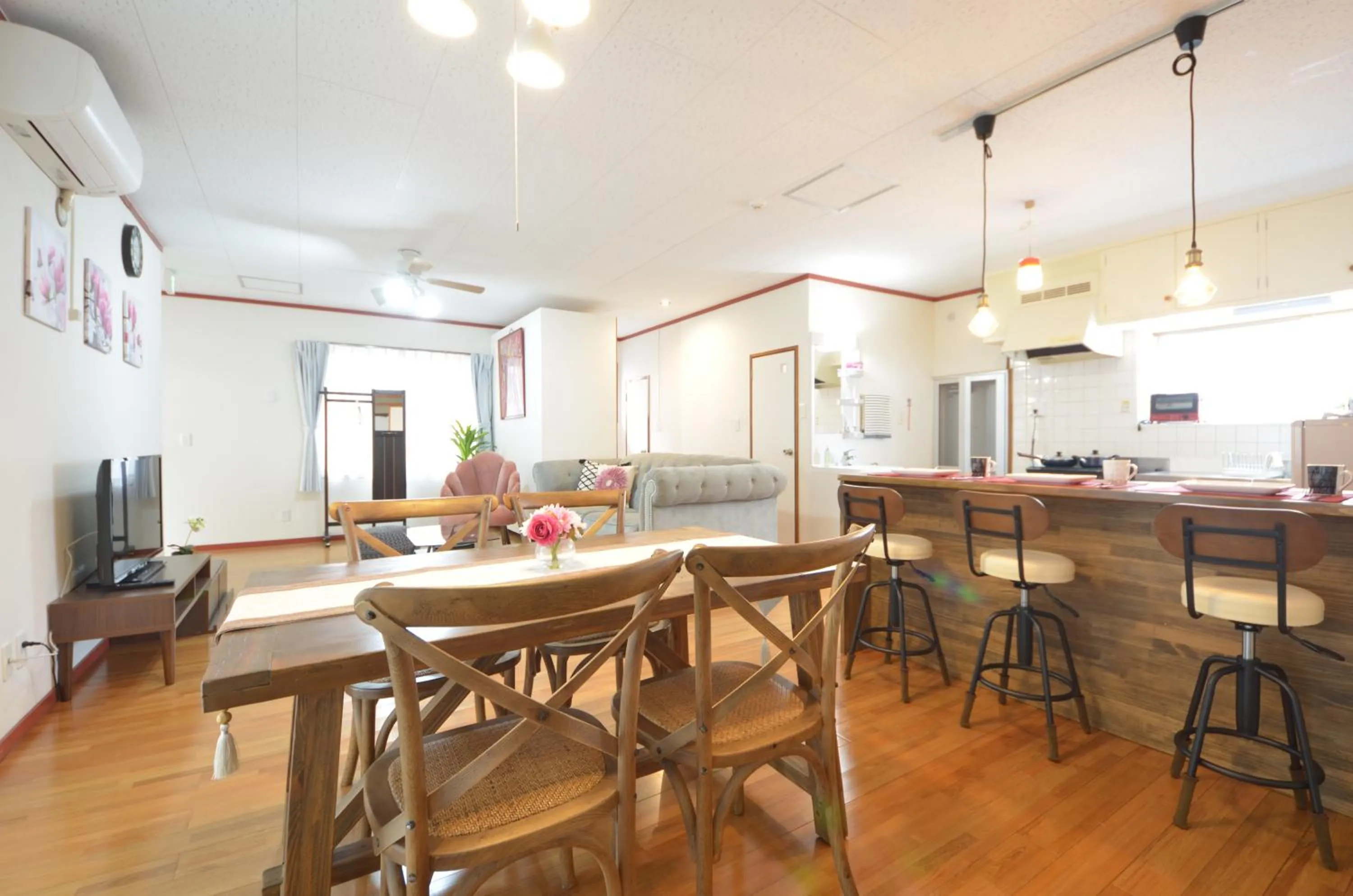 Dining area in Sobe House in Yomitanson