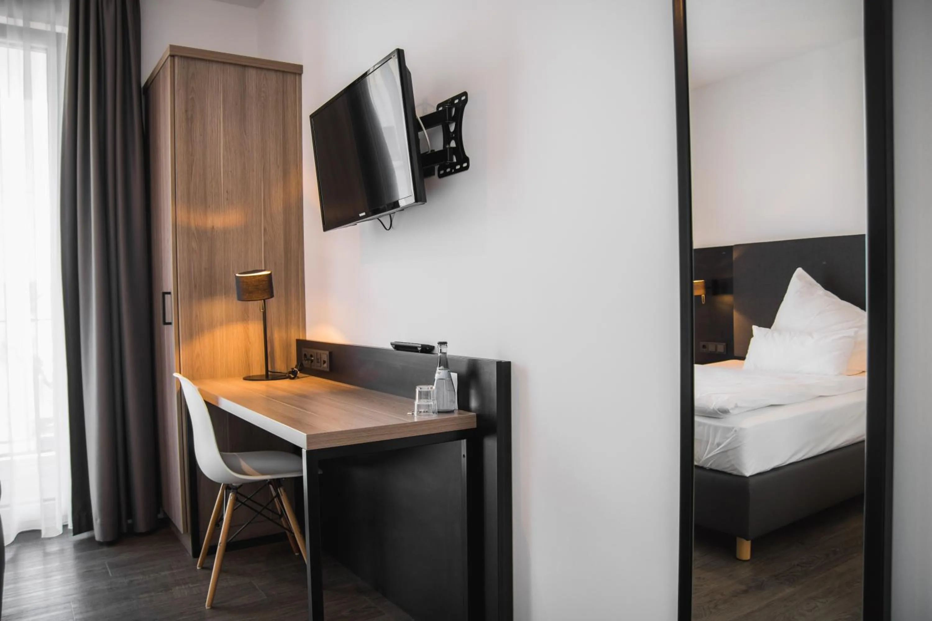 Photo of the whole room, Bed in Hayta Hotel Stuttgart Airport Messe