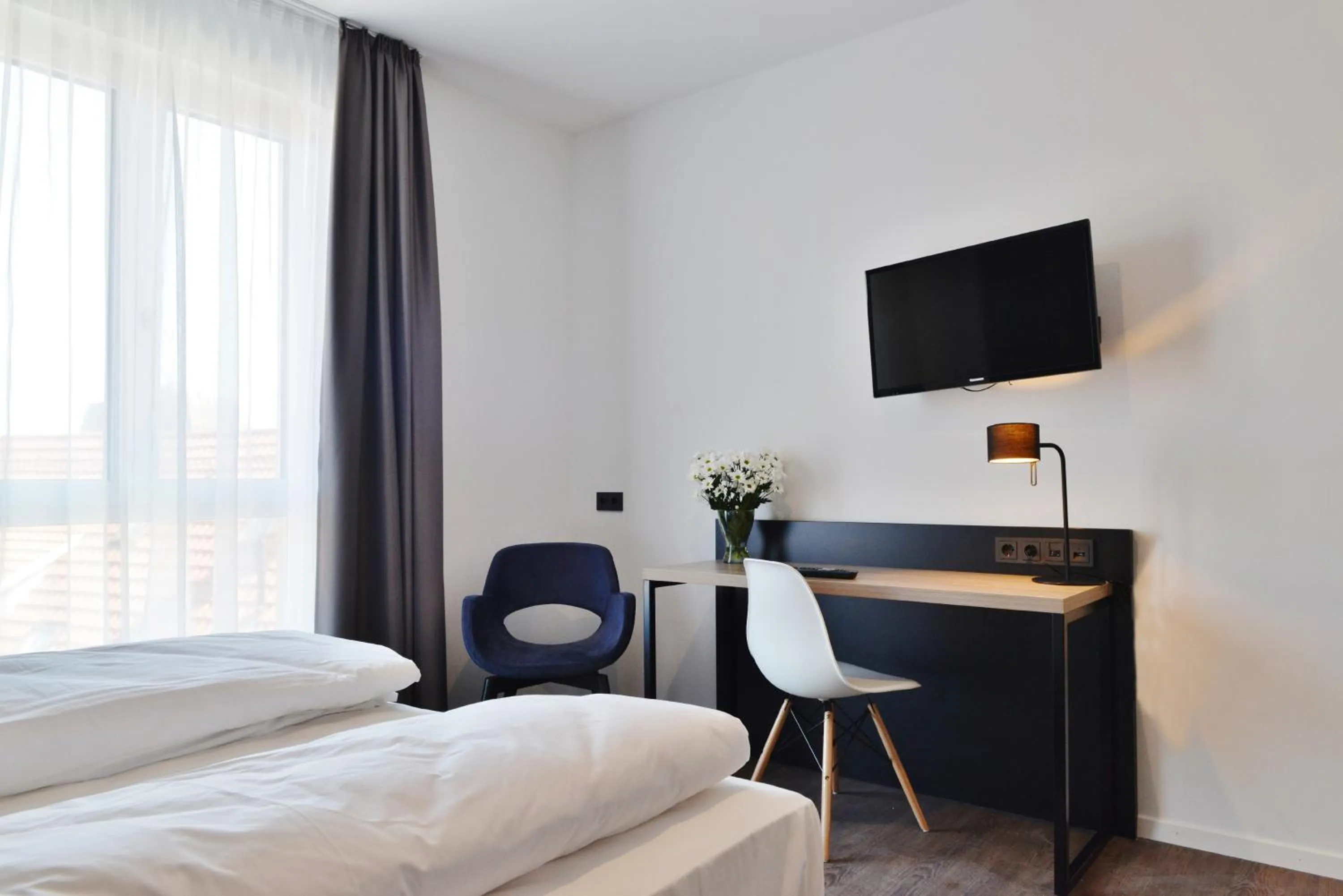 Photo of the whole room, Bed in Hayta Hotel Stuttgart Airport Messe
