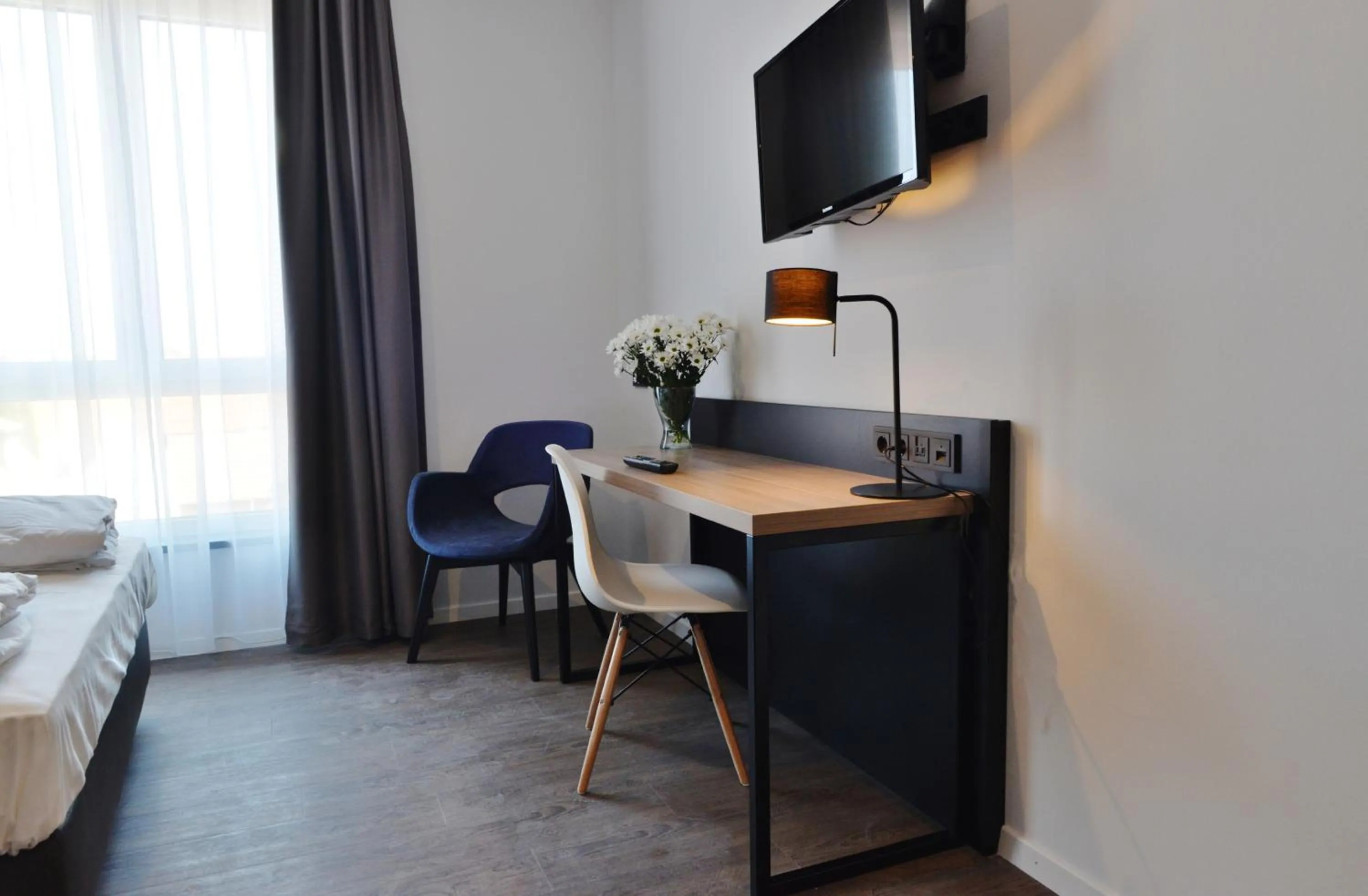 Photo of the whole room, Bed in Hayta Hotel Stuttgart Airport Messe