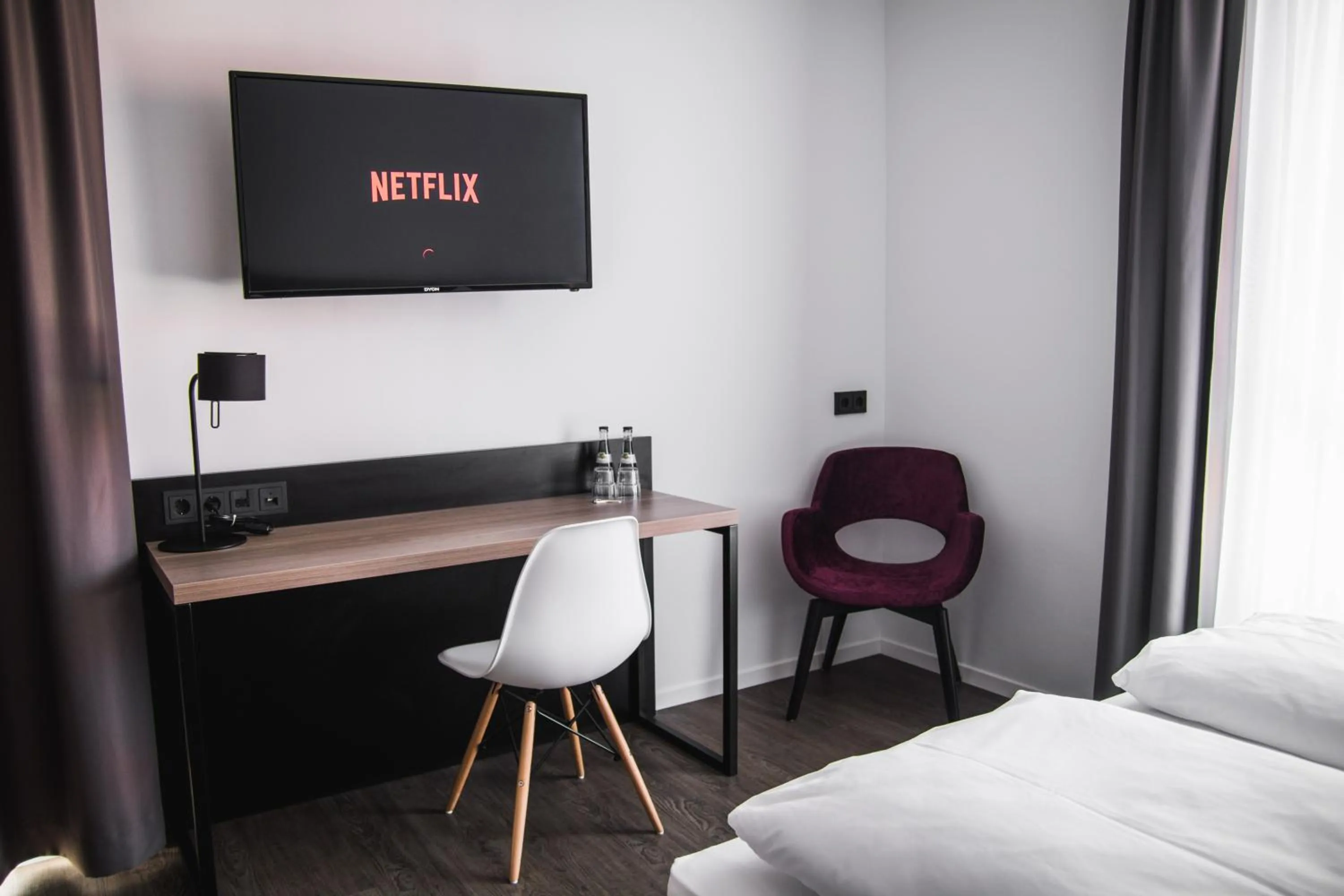 TV and multimedia, Bed in Hayta Hotel Stuttgart Airport Messe