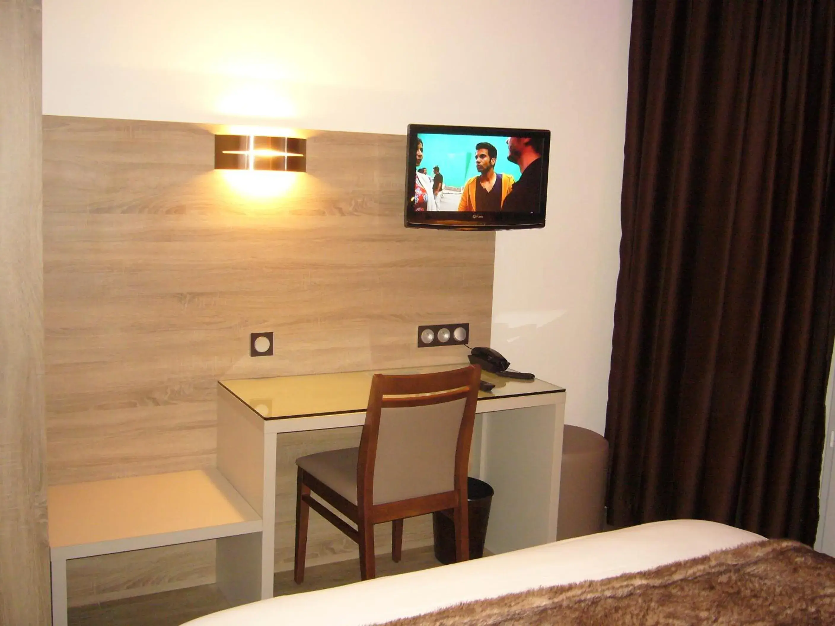 TV and multimedia, Bed in Hotel et Résidence Le Clos Cerdan TV and multimedia, Bed in Hotel et Résidence Le Clos Cerdan