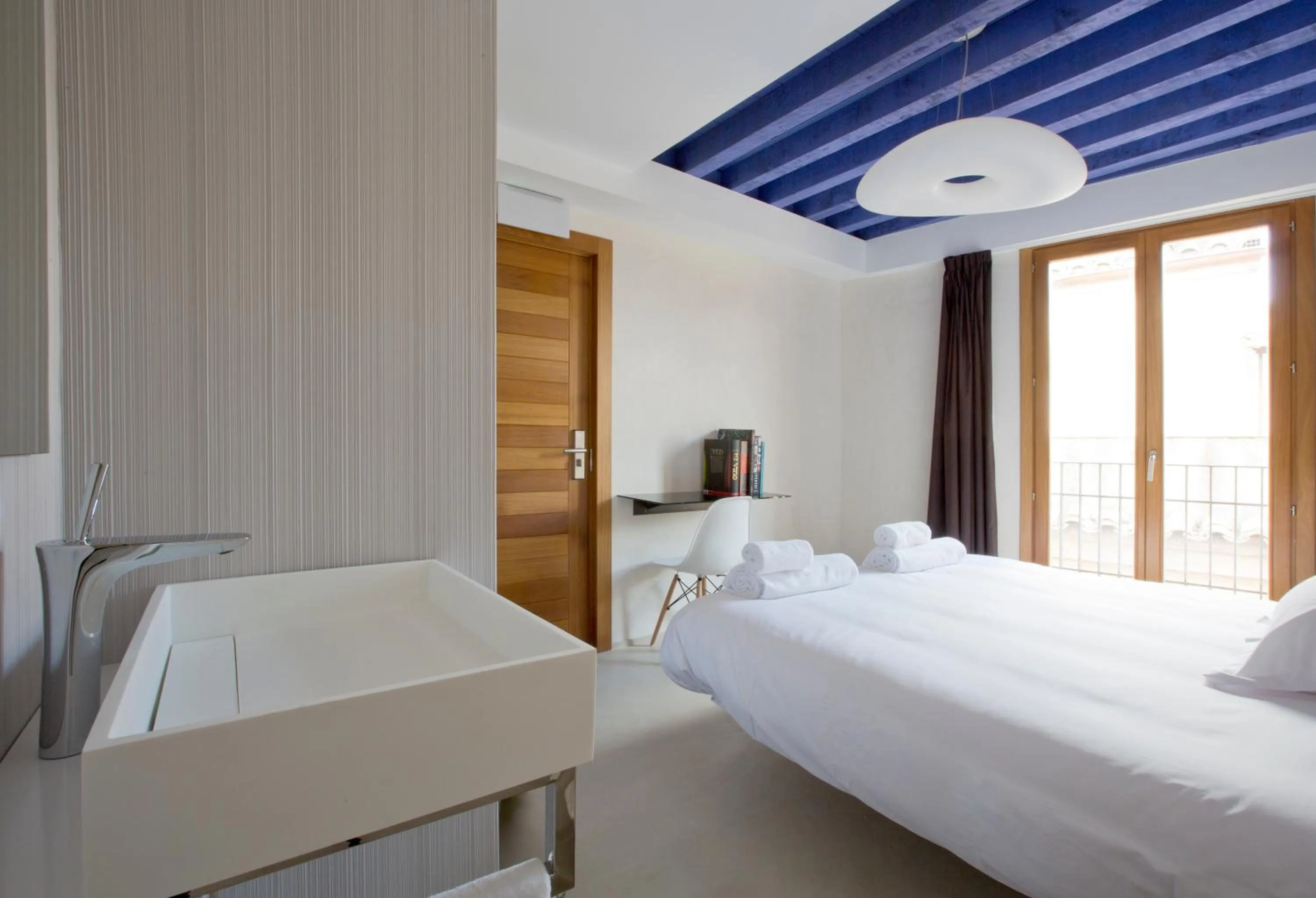 View (from property/room), Bed in Antidoto Rooms San Agustín - Recomendado para adultos