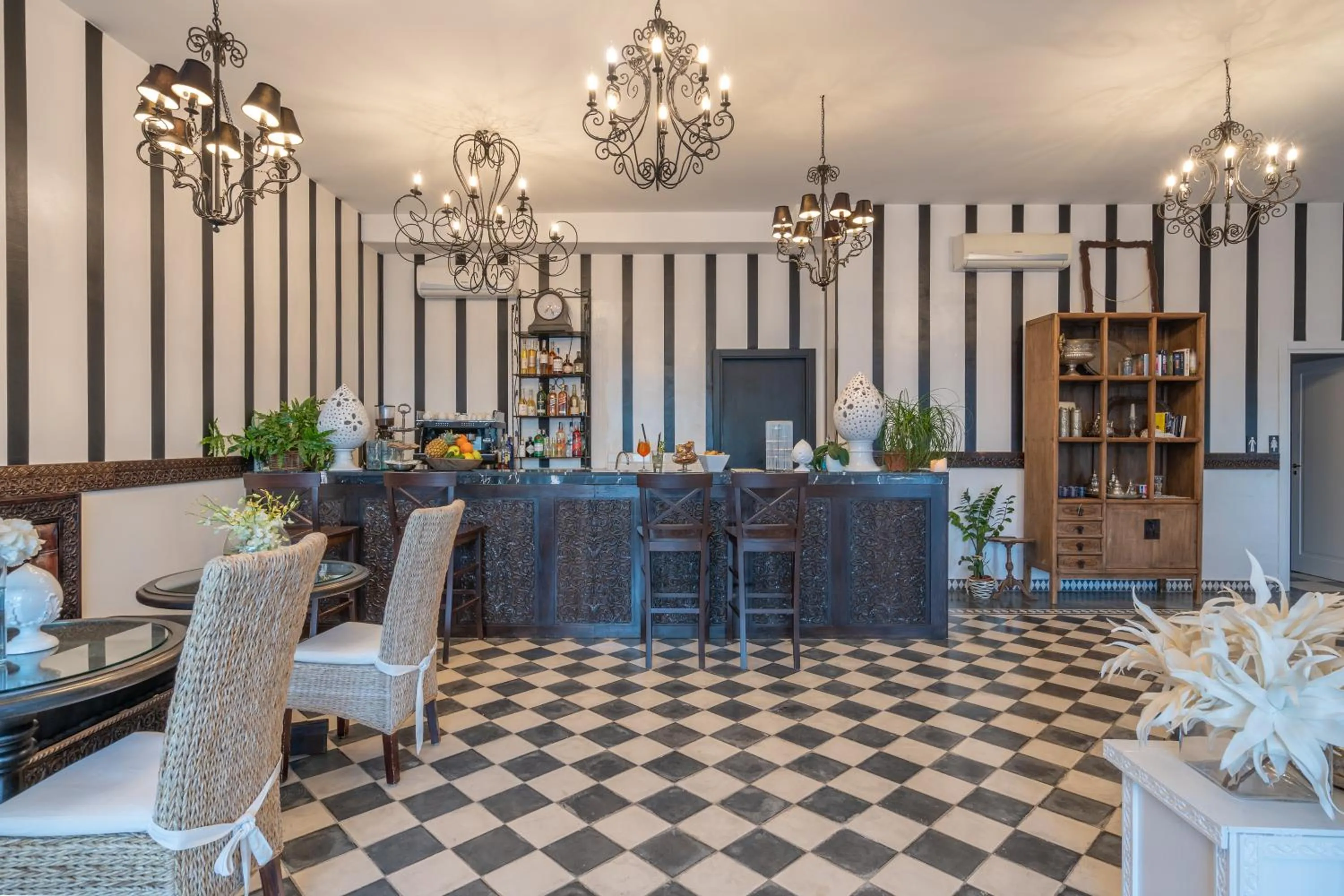 Lounge or bar in La Casa E Il Mare, Private Bay Hotel