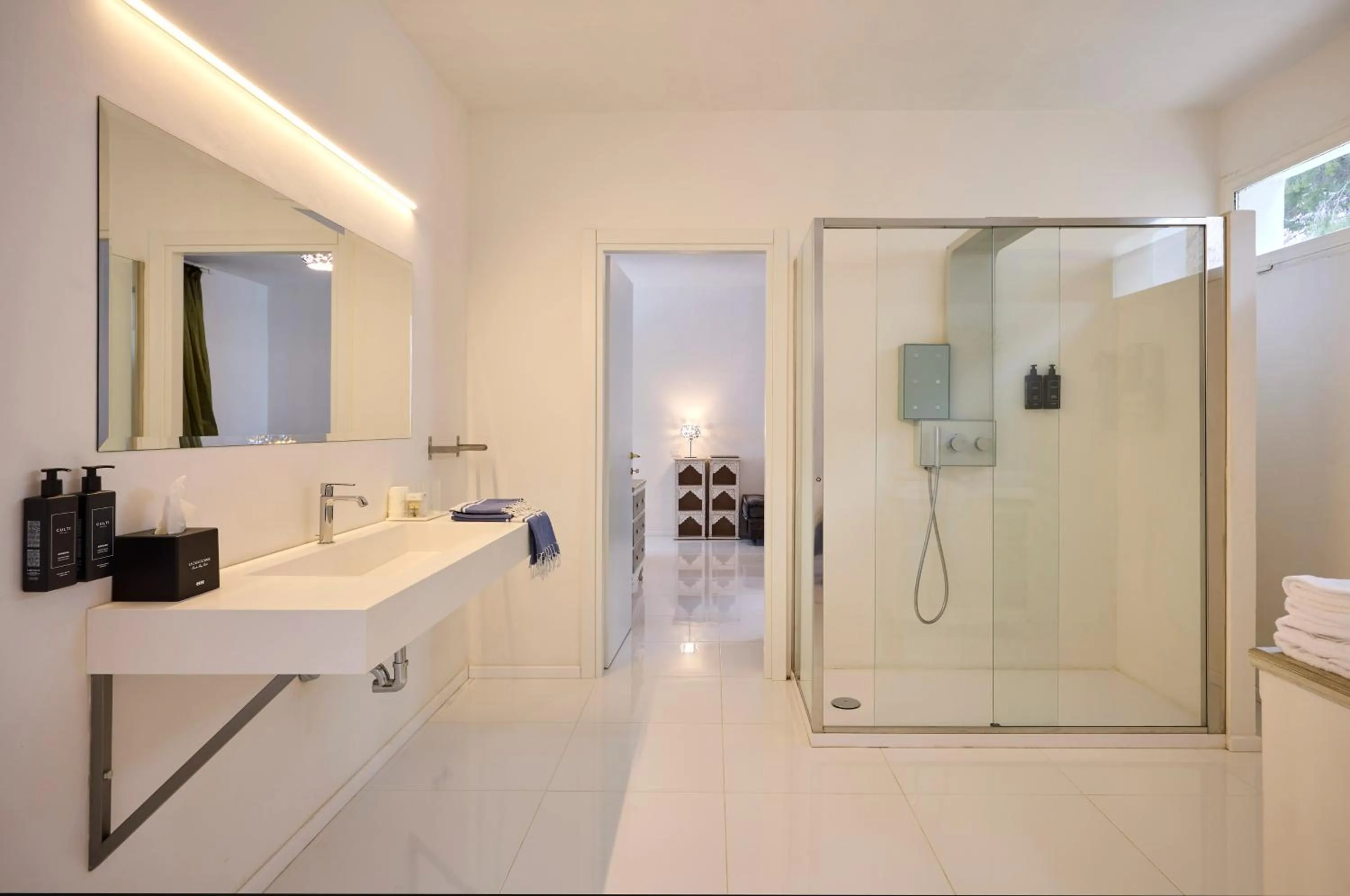 Bathroom in La Casa E Il Mare, Private Bay Hotel