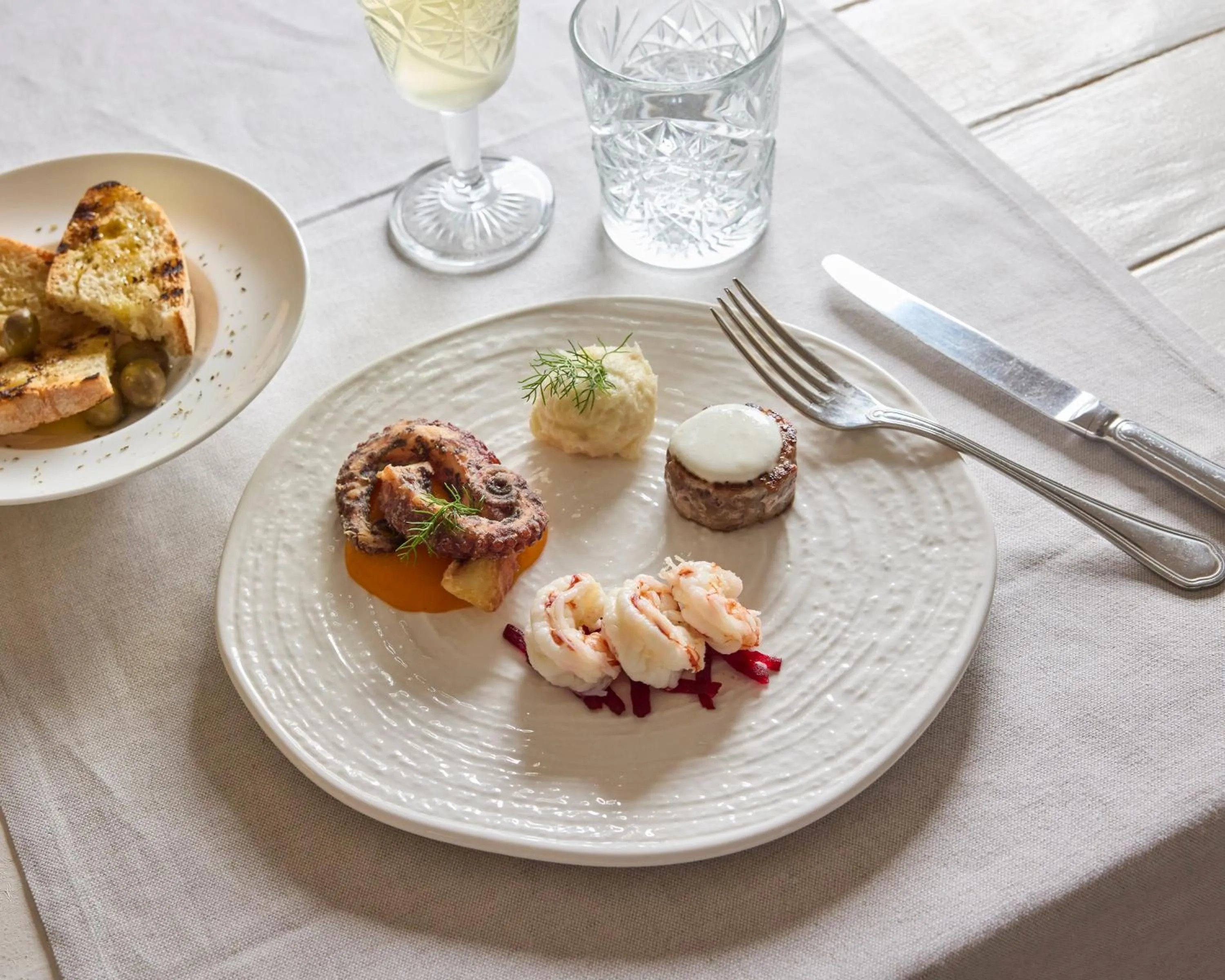 Restaurant/places to eat in La Casa E Il Mare, Private Bay Hotel