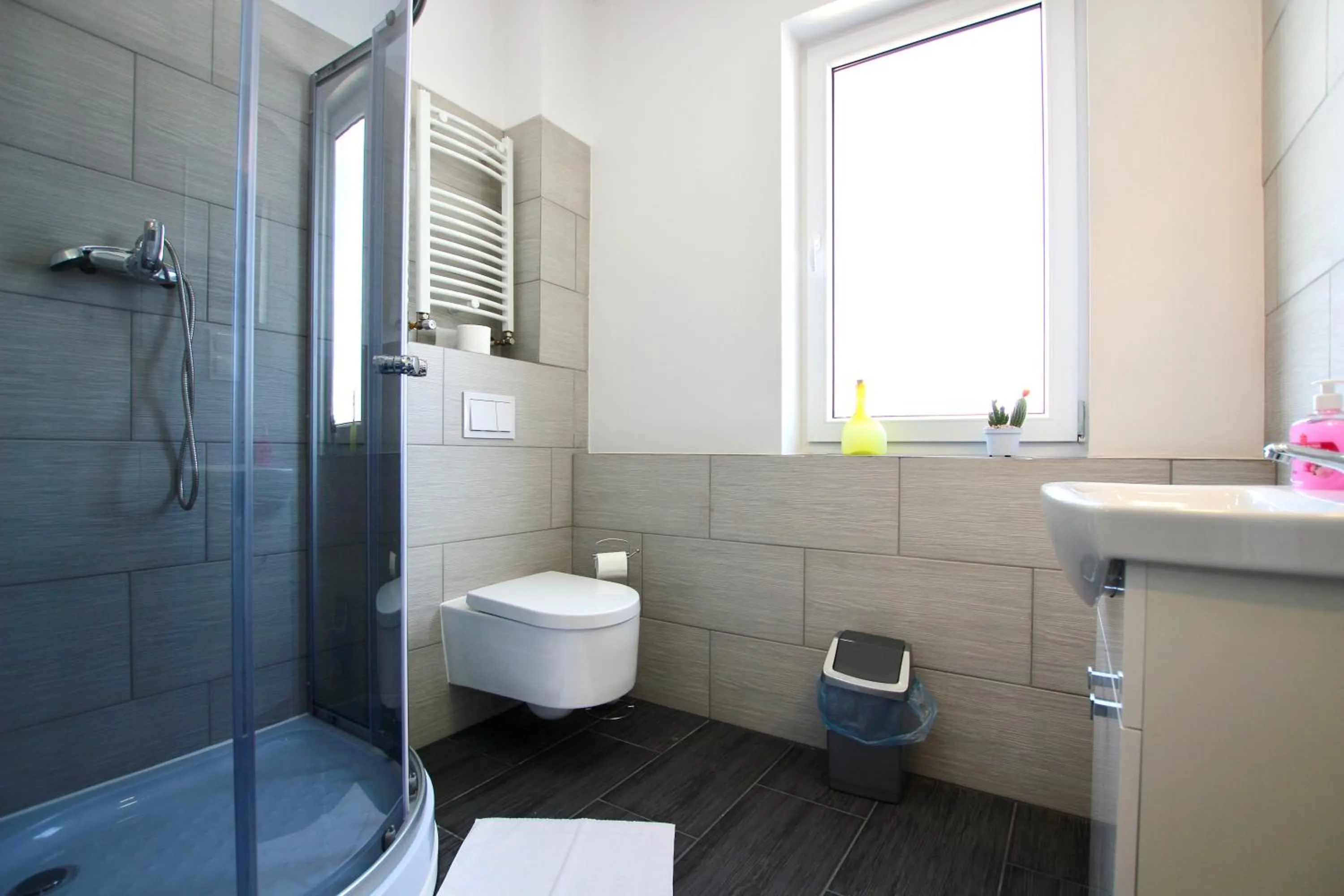 Shower in VESTA Apartamenty P23