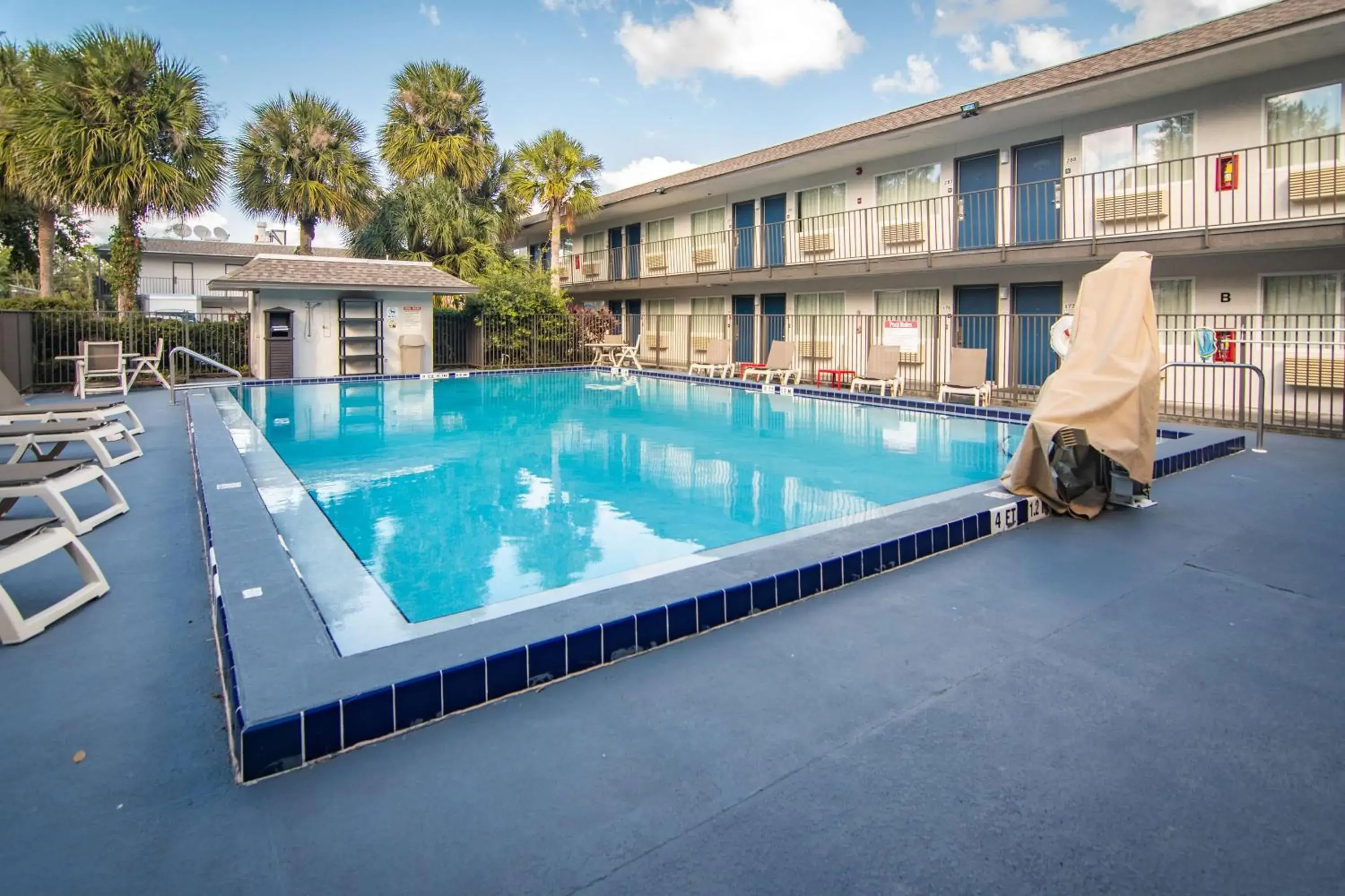 Pool view, Swimming Pool in Motel 6-Kissimmee, FL - Orlando