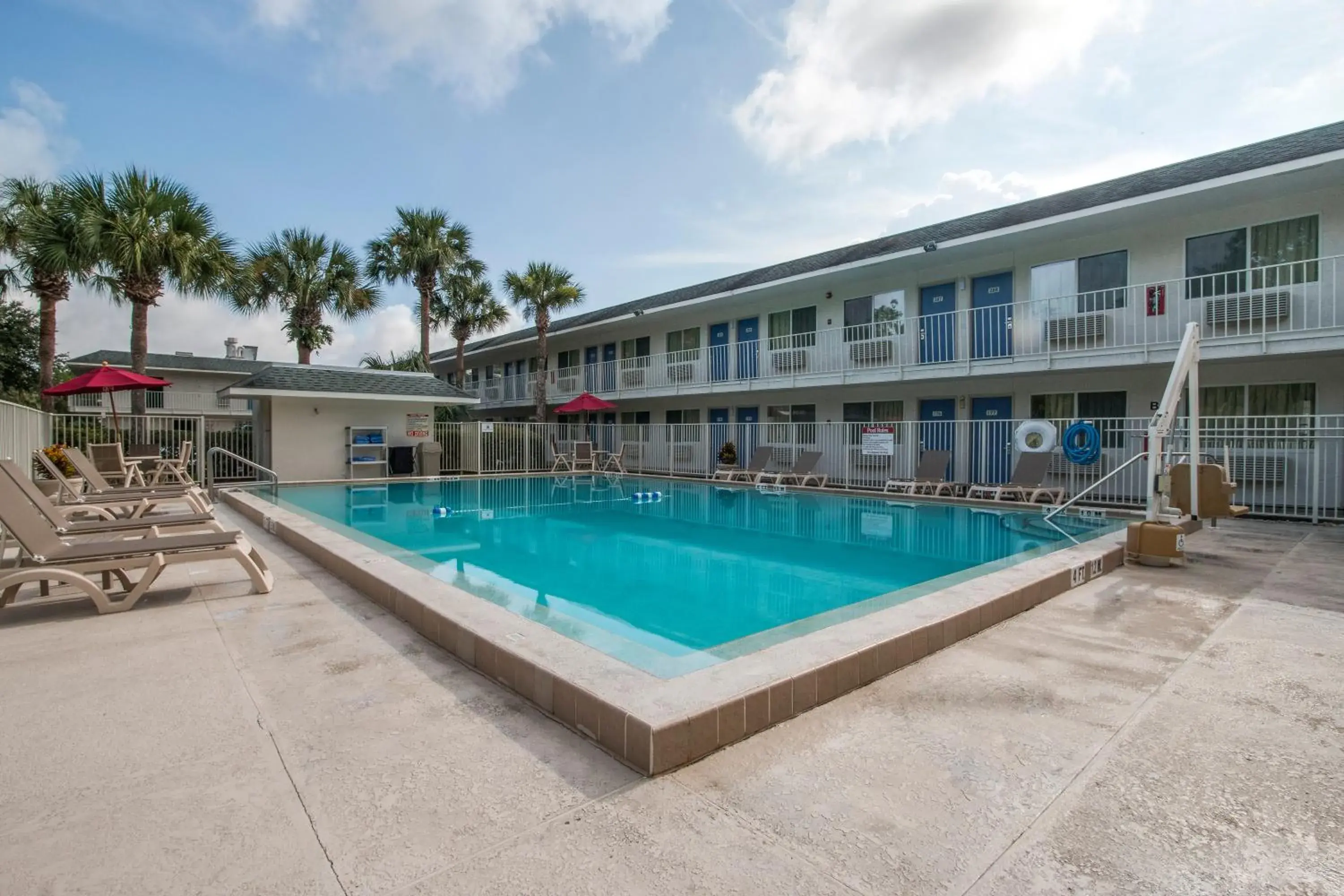 Day, Property Building in Motel 6-Kissimmee, FL - Orlando