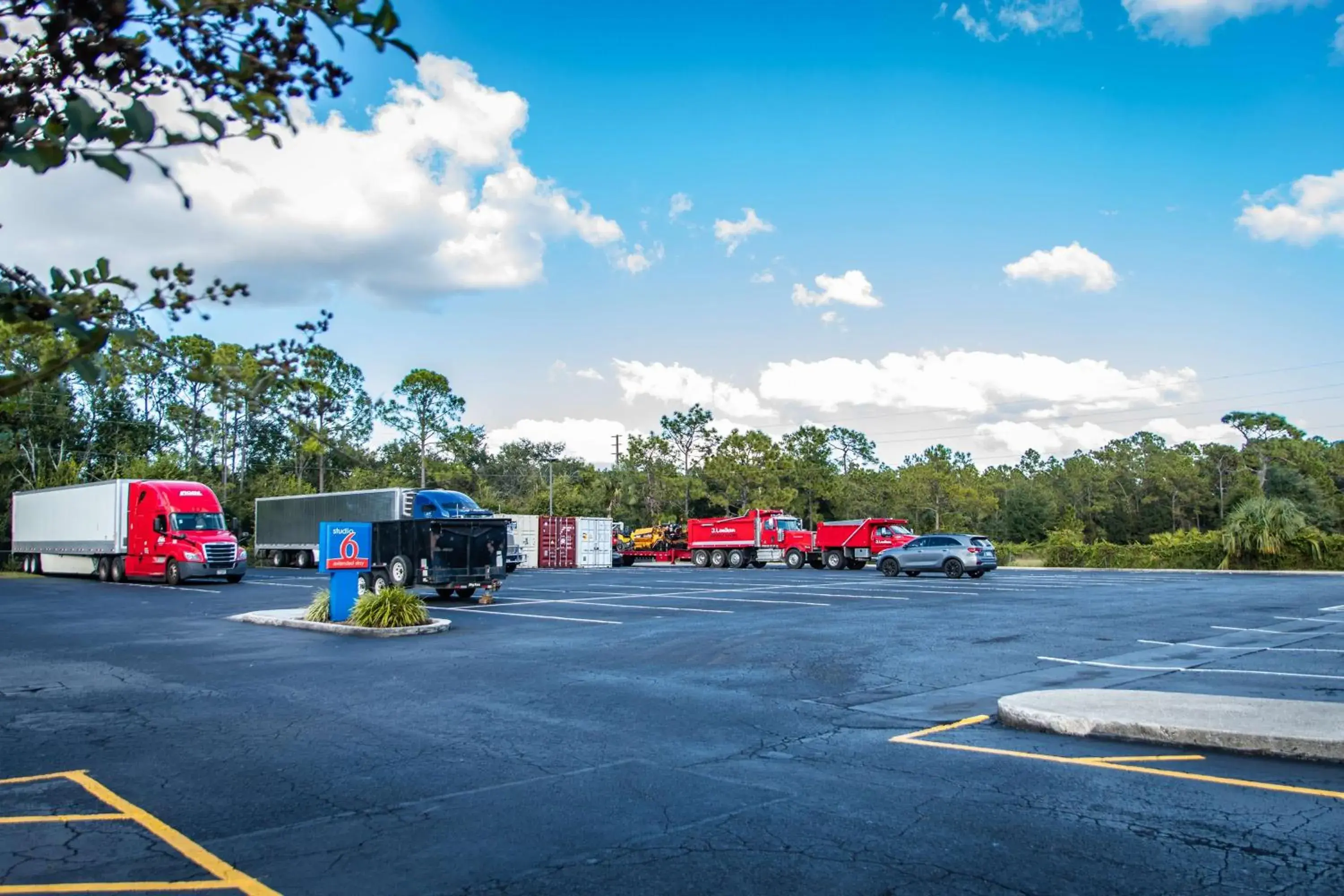 Property building in Motel 6-Kissimmee, FL - Orlando