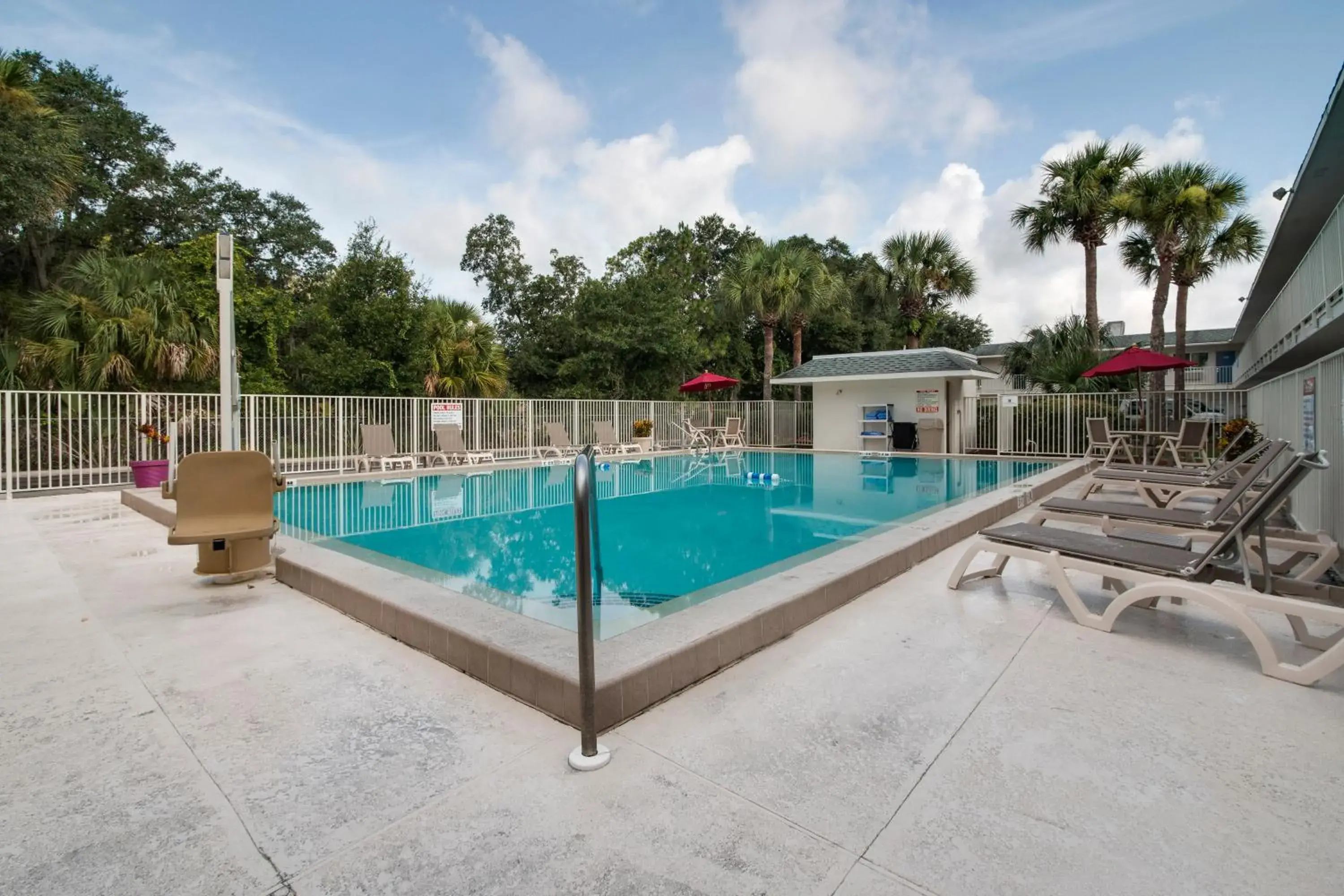 Facade/entrance, Swimming Pool in Motel 6-Kissimmee, FL - Orlando