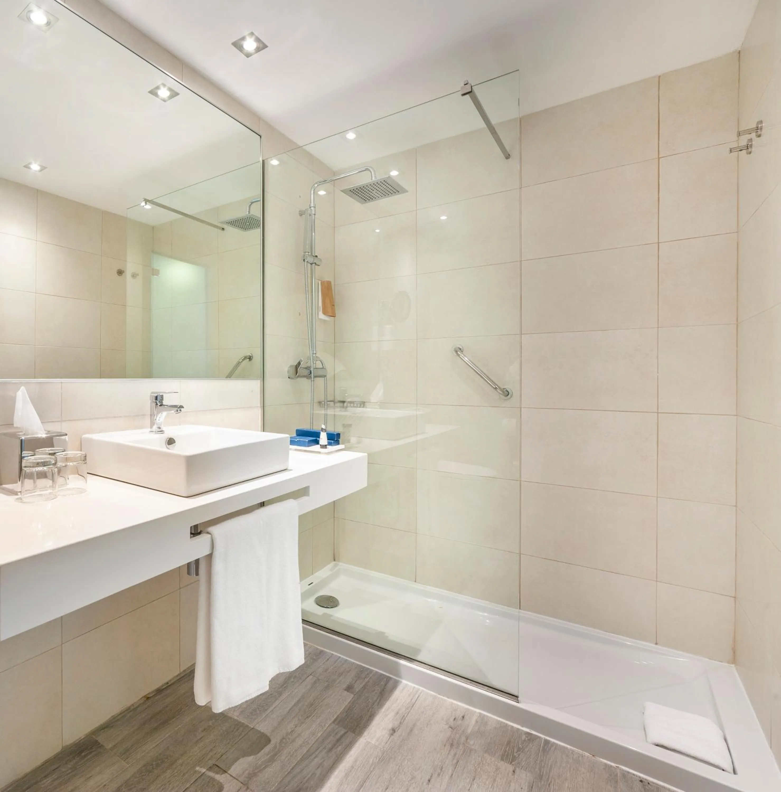 Bathroom in Globales Don Pedro - Adults Only