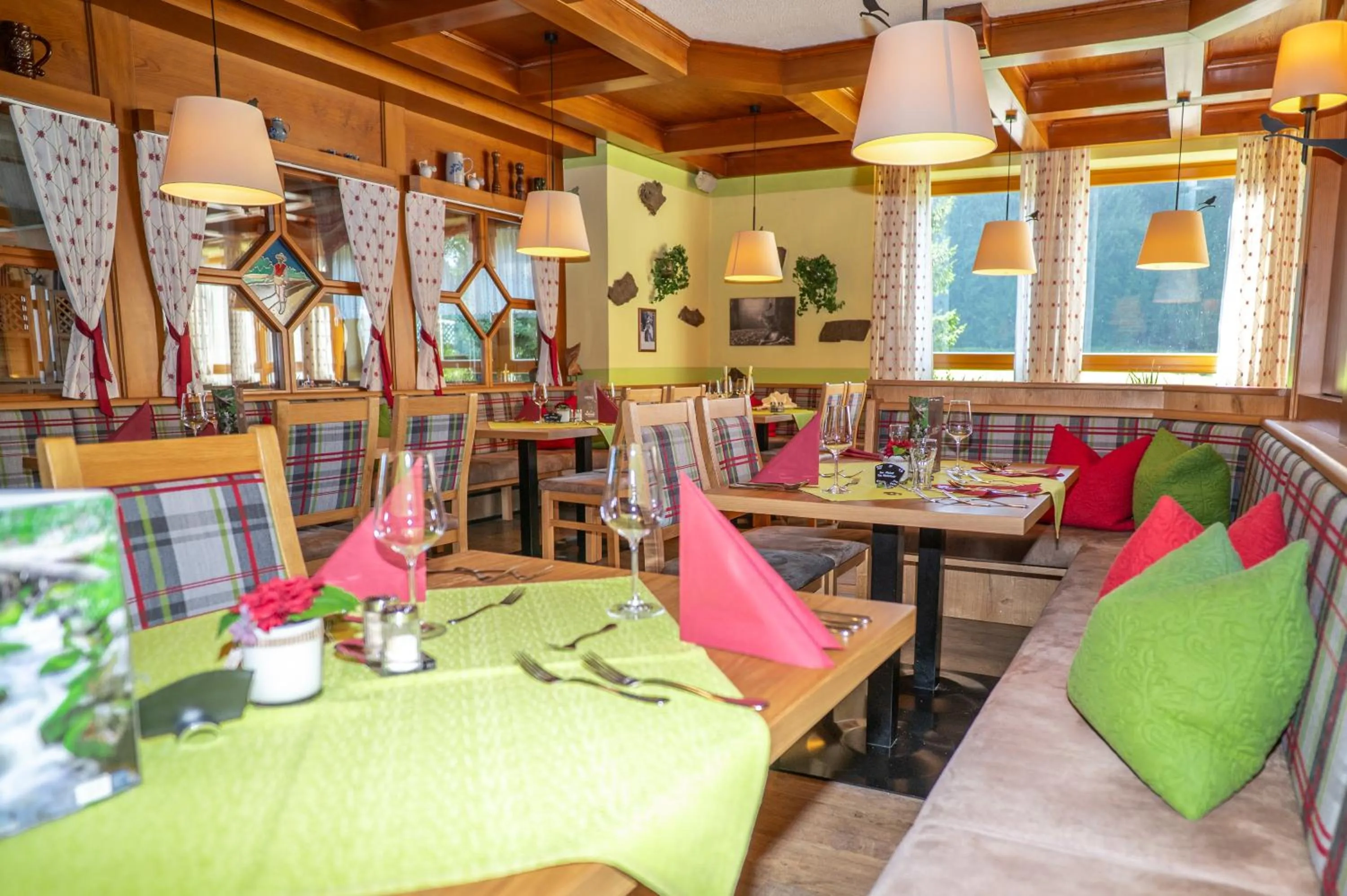 Restaurant/places to eat in Landhotel Tannenhof