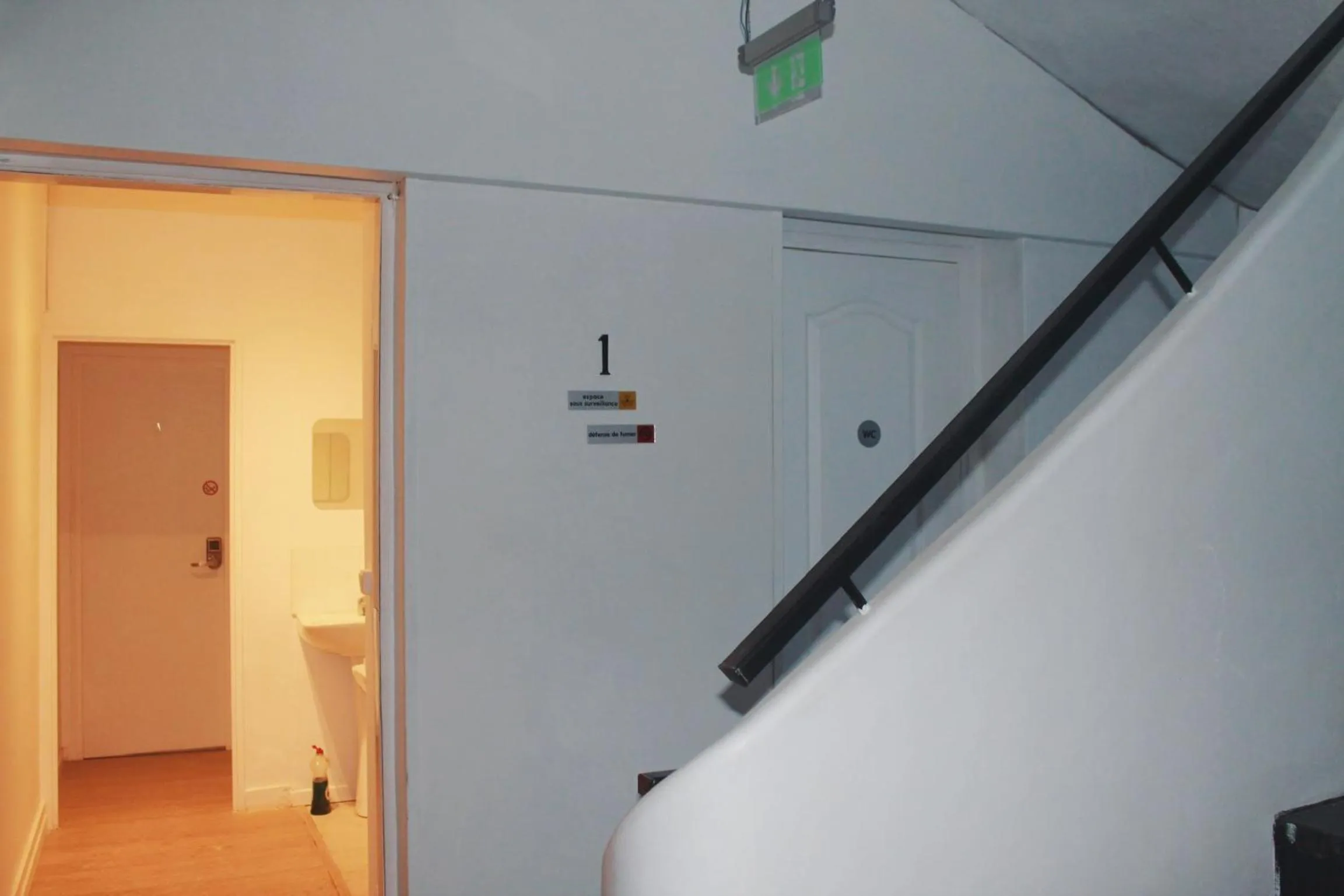 Communal lounge/ TV room in Le Coffice Auberge de Jeunesse