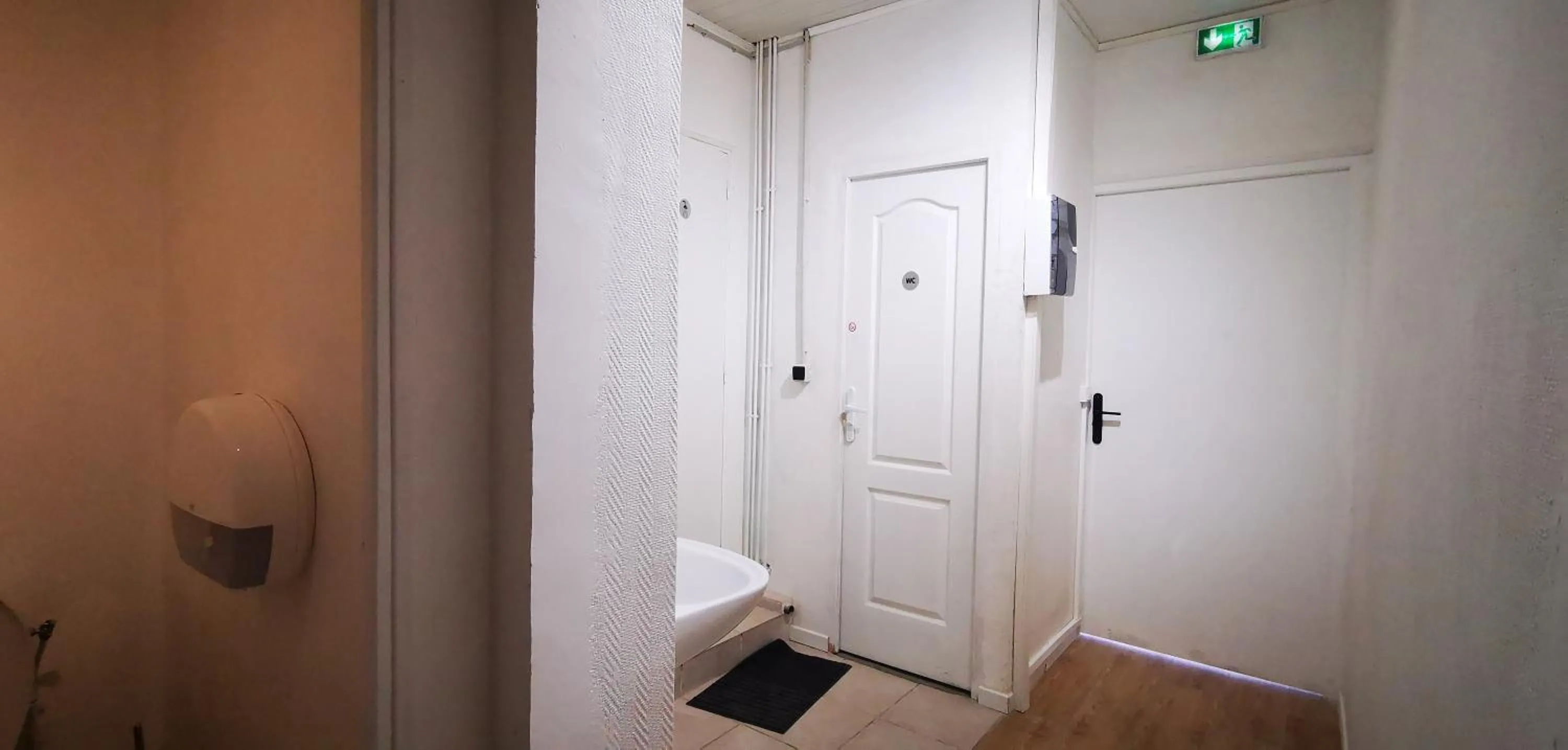 Shower in Le Coffice Auberge de Jeunesse