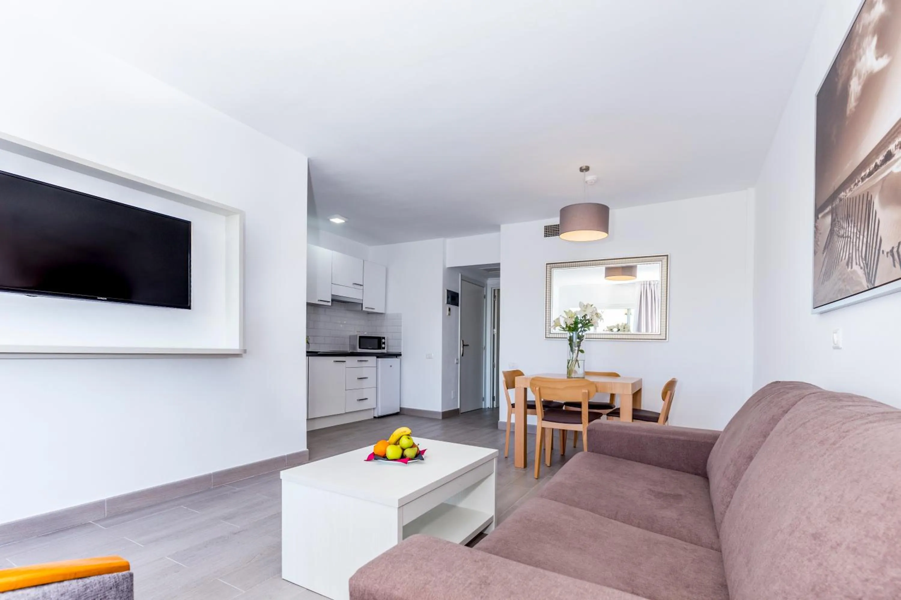 Photo of the whole room in Rey Carlos