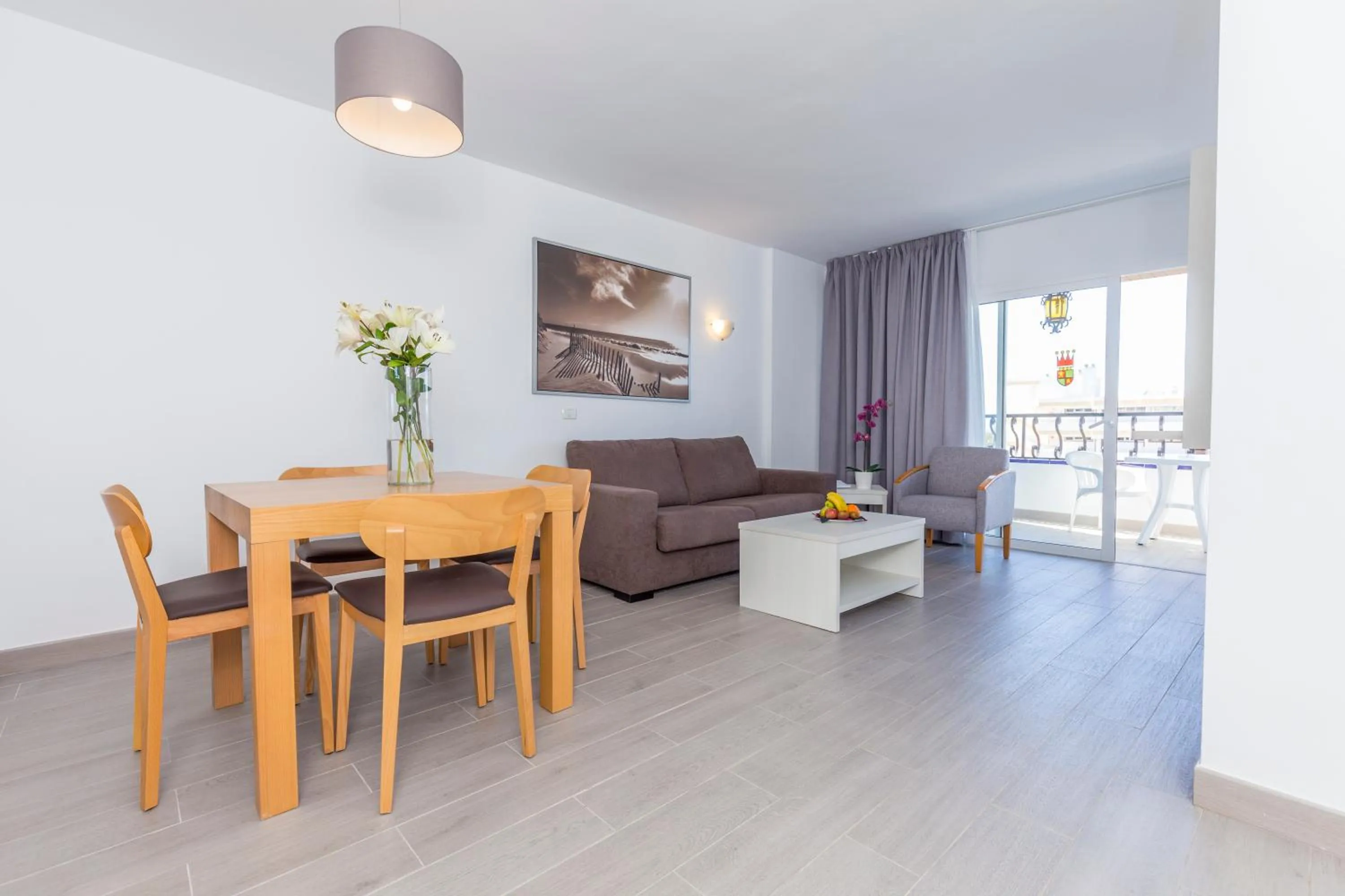 Photo of the whole room in Rey Carlos